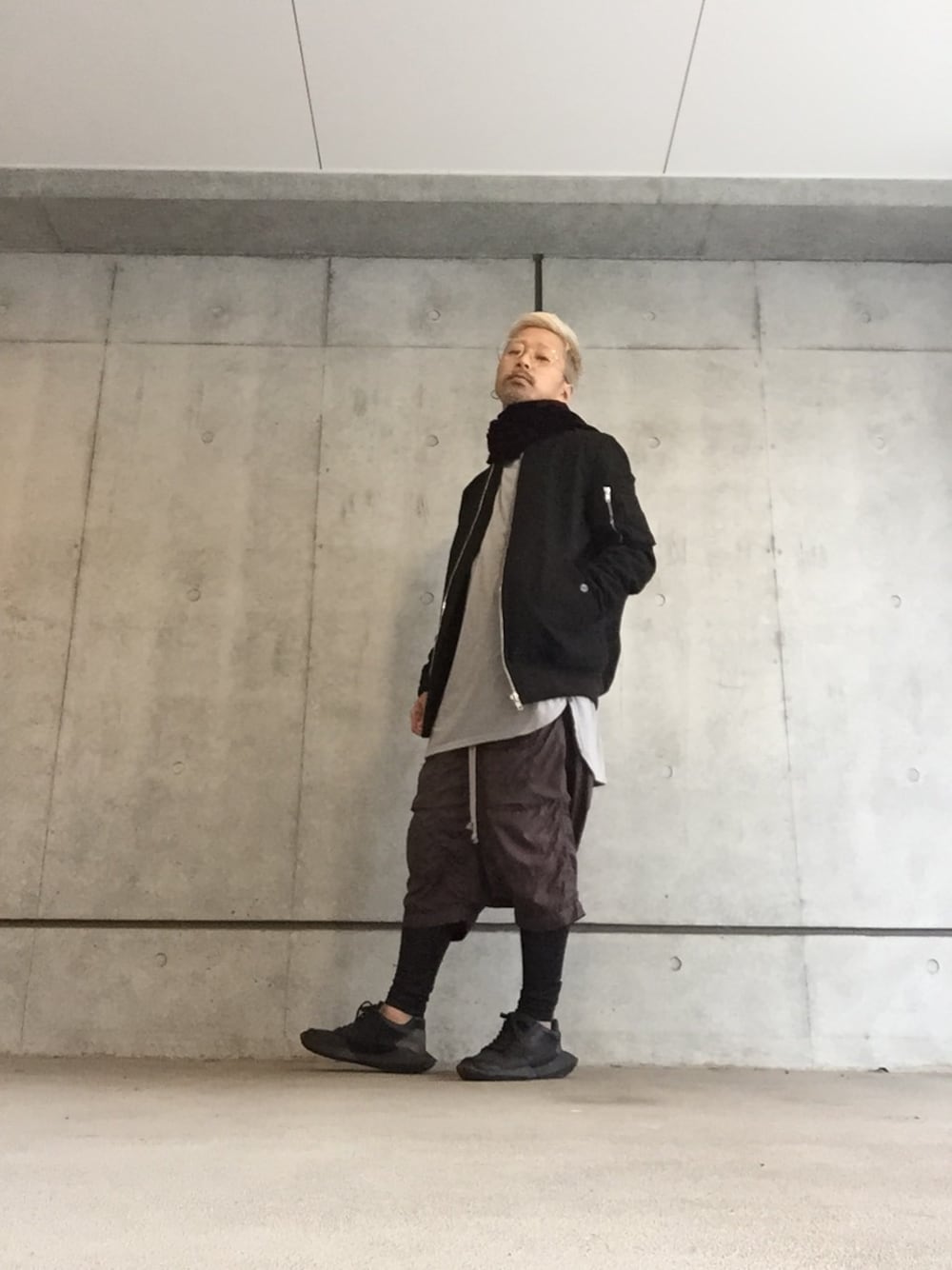「MA-1、RICKOWENS、RickOwens×adidas、ロング丈カットソー、ATTACKDEM、クロスジェンダー、カラーパンツ」｜「Rick Owensのアイテム（ミリタリージャケット、ブラック系）」を使った、MILO(ATTACKDEM)さん（メンズ・160cm）の春コーディネートの1枚目の写真