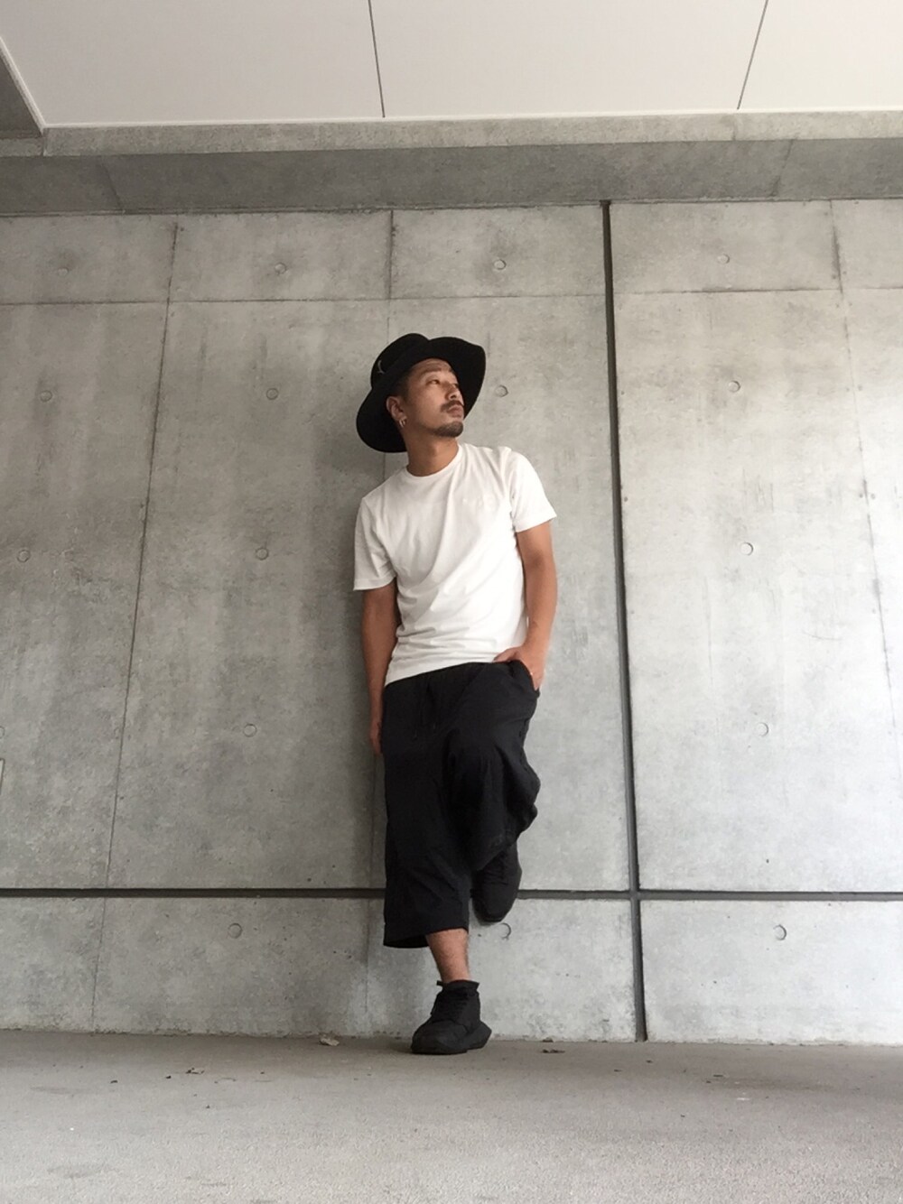 「ハット、シンプル、白Tシャツ、ショートパンツ、Y-3、KANGOL、adidas、ATTACKDEM」｜「Y-3のM CLASSIC SHORT SLEEVE T-SHIRT（Tシャツ/カットソー、ホワイト系）」を使った、MILO(ATTACKDEM)さん（メンズ・160cm）の夏コーディネートの1枚目の写真