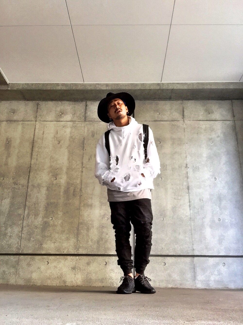 「YeezyBoost350、c.e、PRADA、KANGOL、ATTACKDEM、ホワイト×ブラック、パーカー、バックパック、ハット、秋のコーデ」｜「C.Eのアイテム（パーカー、ホワイト系）」を使った、MILO(ATTACKDEM)さん（メンズ・160cm）の秋コーディネートの1枚目の写真