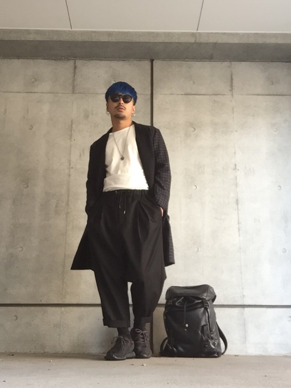 「ガウン、ガウチョパンツ、adsr、YeezyBoost350、HARE、秋コーデ、コート、ATTACKDEM、タックイン」｜「HAREのワイドイージーサルエル(HARE)（その他パンツ、ブラック系）」を使った、MILO(ATTACKDEM)さん（メンズ・160cm）の秋コーディネートの1枚目の写真