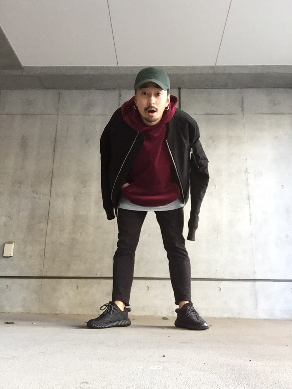 「RICK OWENS、プルオーバー、キャップ、ブラック、冬、MA-1、パーカー、クロップドパンツ」｜「Blackmachineのアイテム（パーカー、その他）」を使った、MILO(ATTACKDEM)さん（メンズ・160cm）の秋コーディネートの1枚目の写真