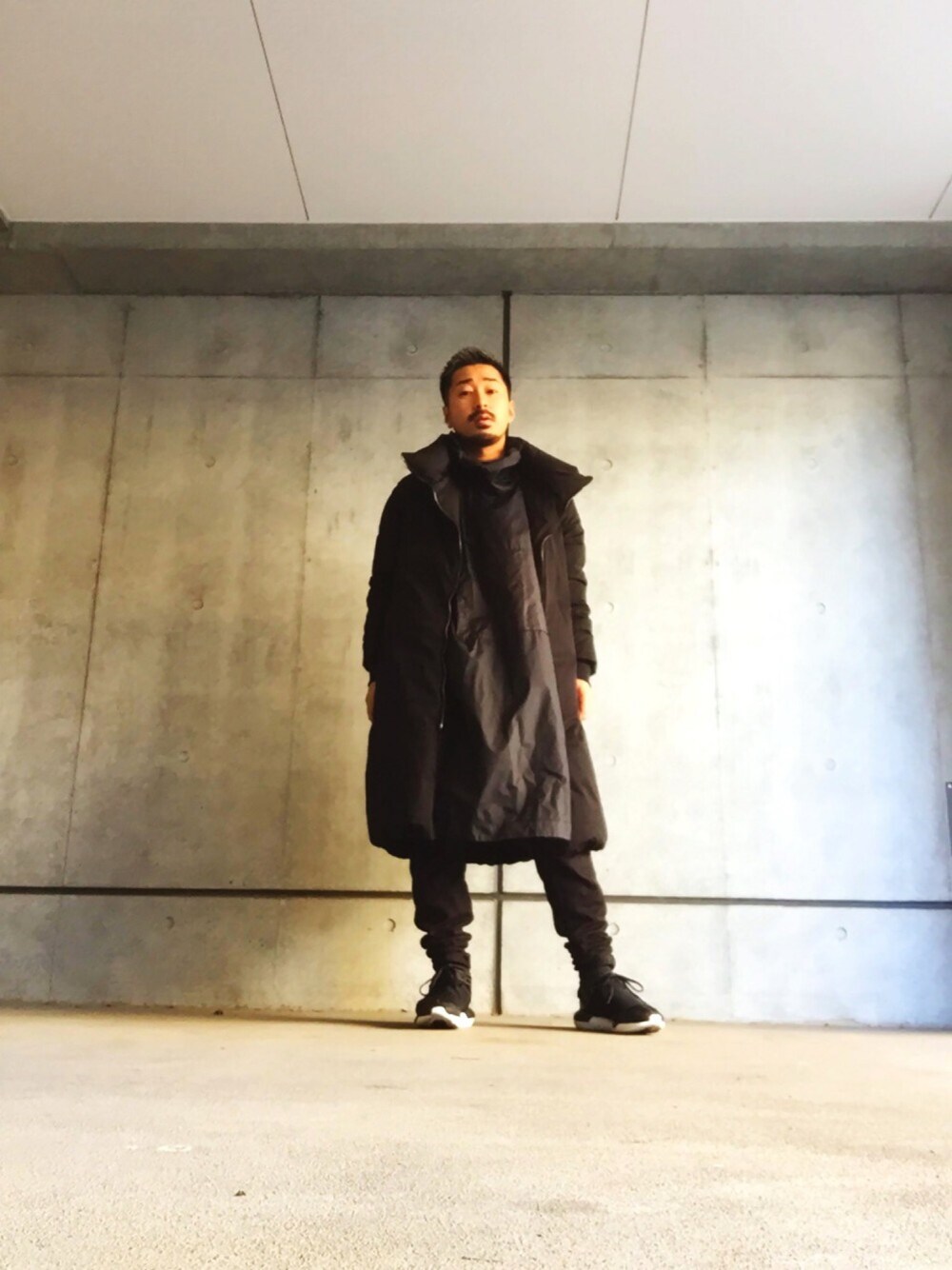 「Y-3、ブラックコーデ、スエット、ATTACKDEM、ブラック、スニーカー、コート、冬」｜「Y-3のM SATCHO CAPE（その他アウター、ブラック系）」を使った、MILO(ATTACKDEM)さん（メンズ・160cm）の冬コーディネートの1枚目の写真