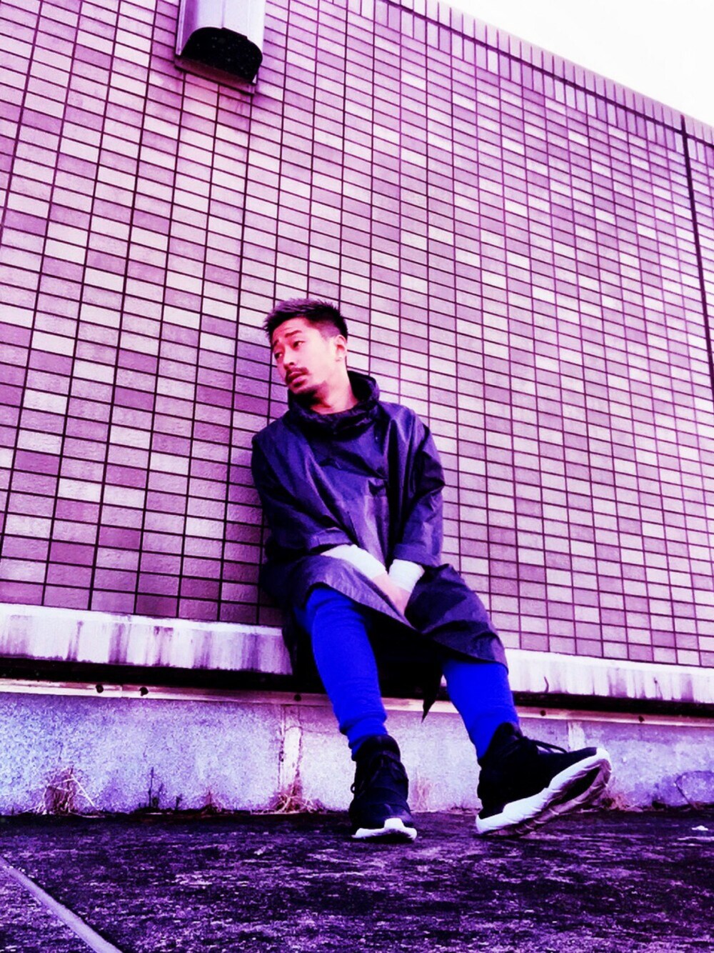 「Y-3、スニーカー、ブラック、春、大人カジュアル、ATTACKDEM」｜「Y-3のM SATCHO CAPE（その他アウター、ブラック系）」を使った、MILO(ATTACKDEM)さん（メンズ・160cm）の冬コーディネートの1枚目の写真