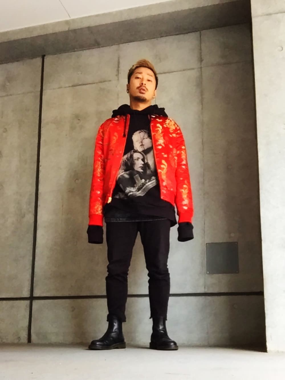 「supreme、vetements、GUESS ORIGINALS × A$AP ROCKY、Dr.Martens、ATTACKDEM、シンプルコーデ、雨の日コーデ、オーバーサイズ」｜「VETEMENTSのアイテム（パーカー、ブラック系）」を使った、MILO(ATTACKDEM)さん（メンズ・160cm）の春コーディネートの1枚目の写真
