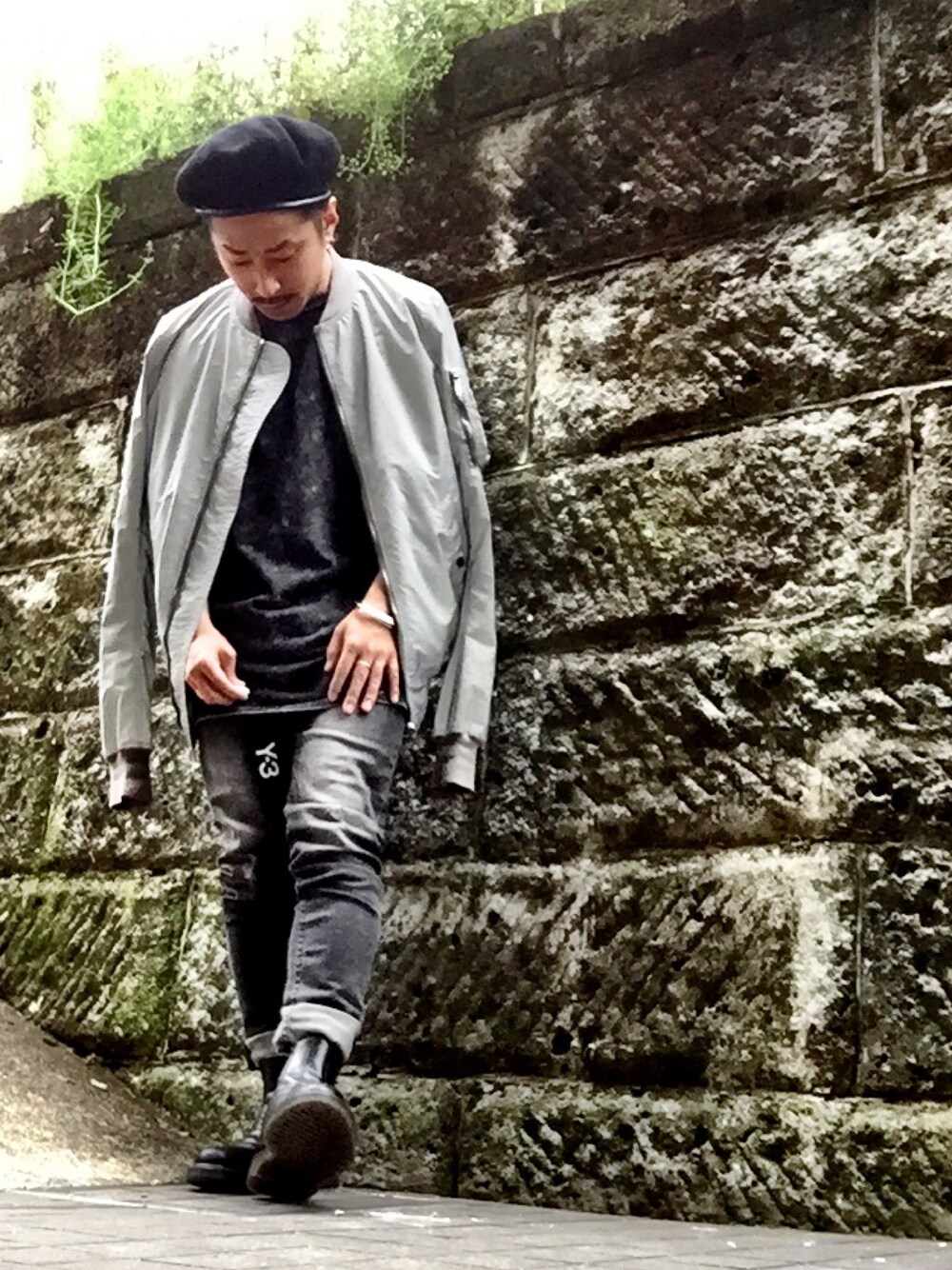 「デニムパンツ、春、スキニー、きれいめカジュアル、RICKOWENS、GUESS ORIGINALS × A$AP ROCKY、BEAUTY&YOUTH UNITED ARROWS、Dr.Martens、y3、ATTACKDEM」｜「Guessの＜GUESS Originals＞×＜A$AP Rocky＞ ACIDWASH TEE/Tシャツ（Tシャツ/カットソー、ブラック系）」を使った、MILO(ATTACKDEM)さん（メンズ・160cm）の春コーディネートの1枚目の写真