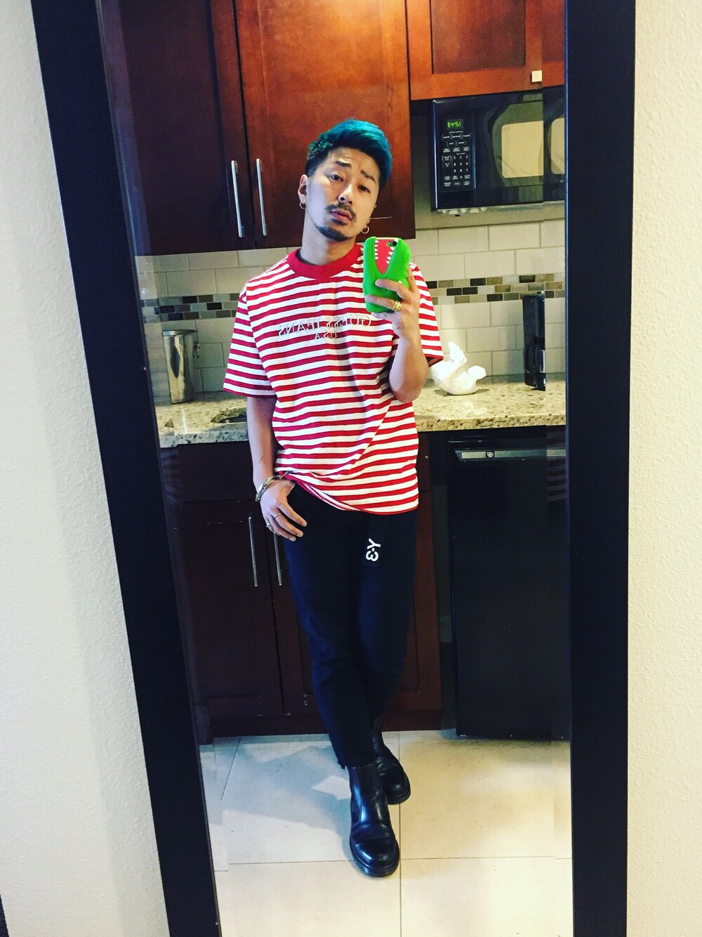 「GUESS ORIGINALS × A$AP ROCKY、カジュアル、黒、革靴、ATTACKDEM」｜「Guessの＜GUESS Originals＞×＜A$AP Rocky＞ STRIPE TEE/Tシャツ（Tシャツ/カットソー、レッド系）」を使った、MILO(ATTACKDEM)さん（メンズ・160cm）の春コーディネートの1枚目の写真