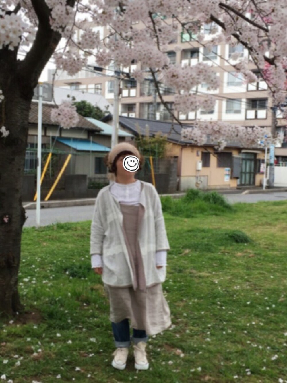 ホワイト系のTシャツ/カットソー、ベージュ系のワンピース、ホワイト系のその他アウターを着用したレディースの春コーディネートの1枚目の写真