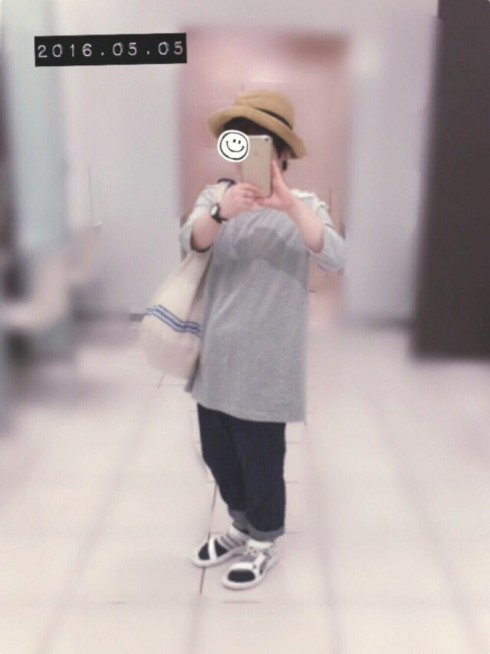 グレー系のTシャツ/カットソー、ホワイト系のバッグ、ブルー系のデニムパンツを着用したレディースの春コーディネートの1枚目の写真
