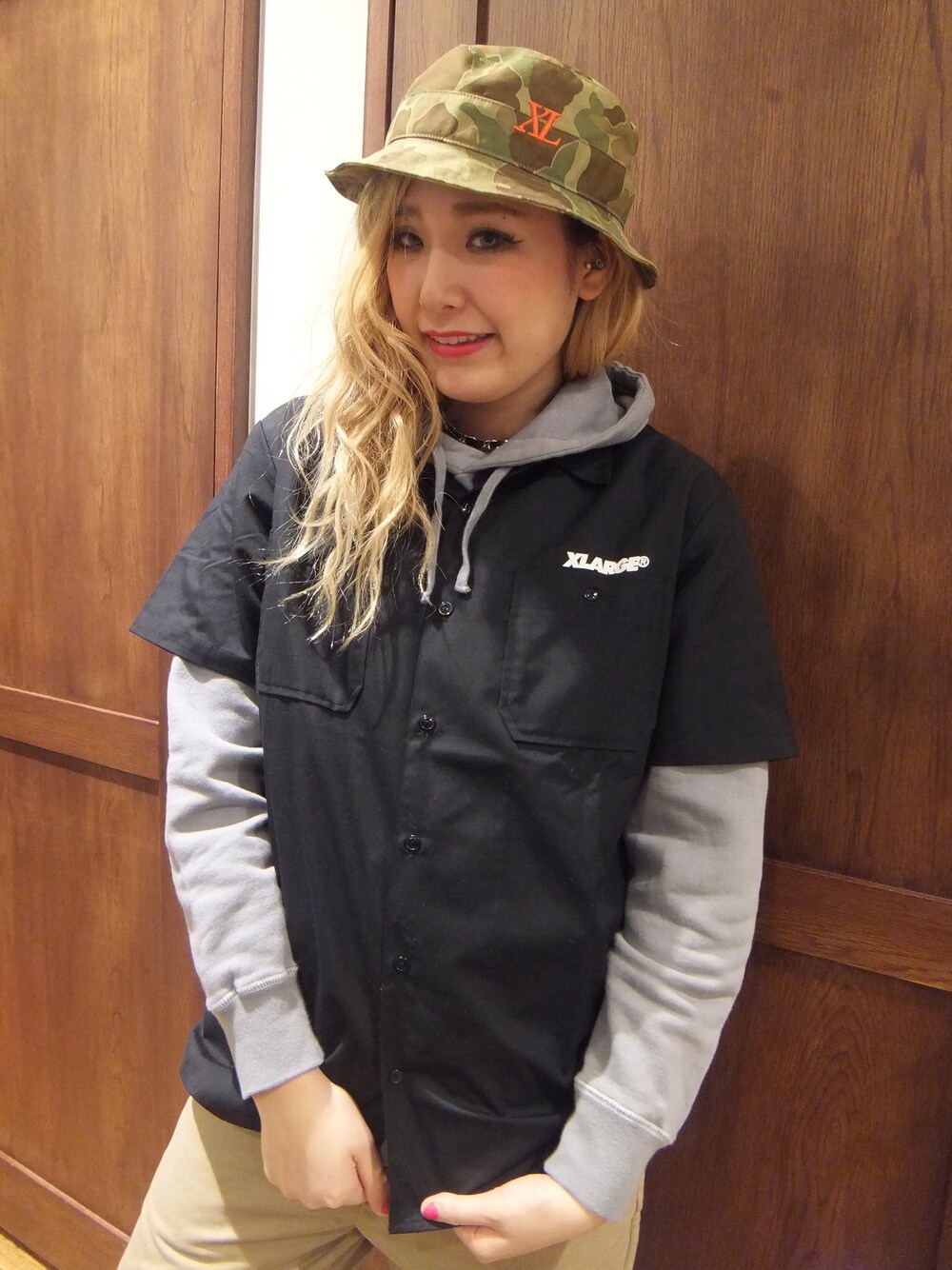 「カモフラ、xgirl、ワークシャツ、カモ、カモ柄、バケットハット、XLARGE、XLARGE®」｜「XLARGEのS/S OG WORK SHIRT（シャツ/ブラウス）」を使った、伏木 栞織さん（レディース・174cm）の春コーディネートの1枚目の写真
