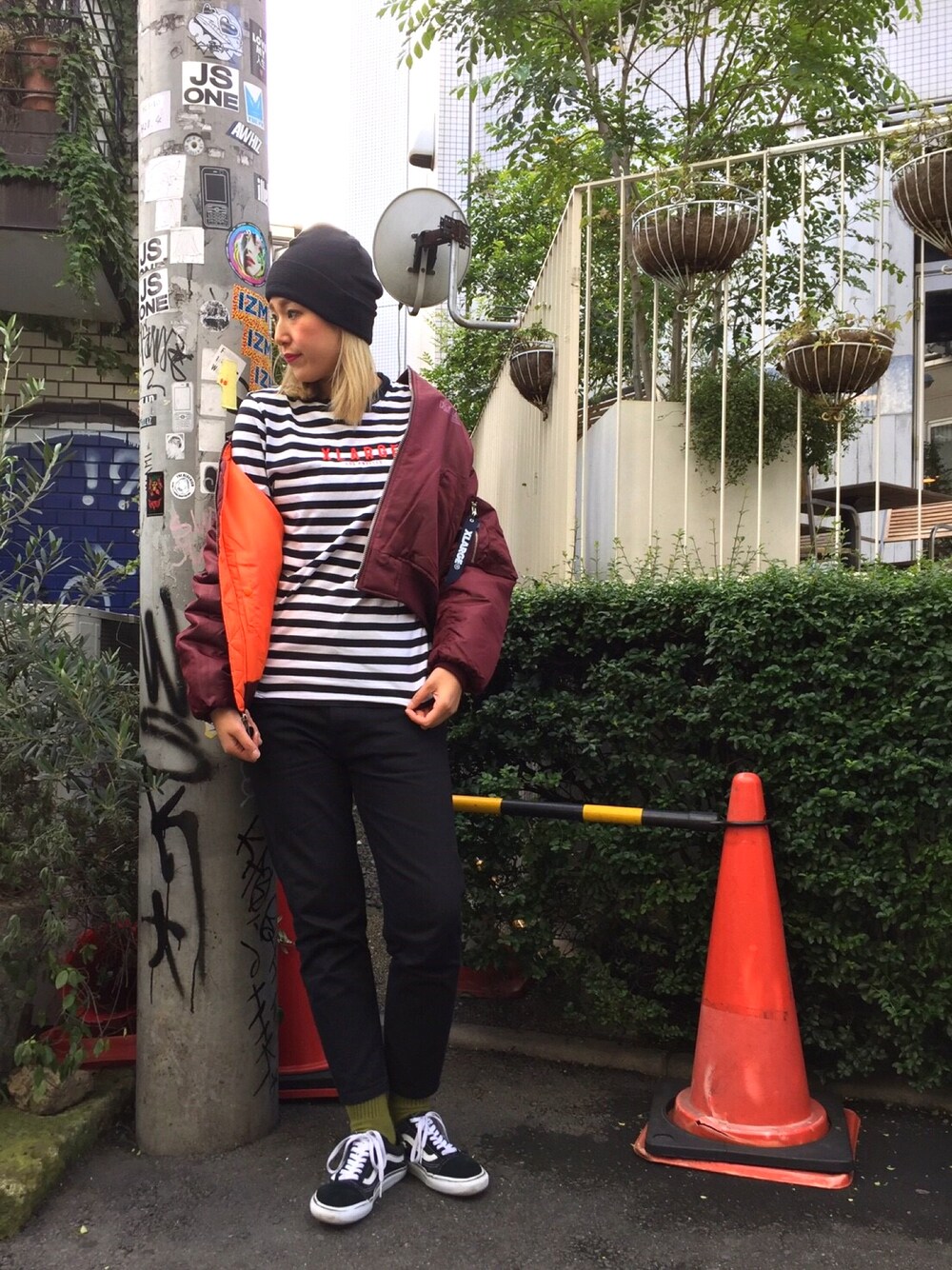 レッド系のミリタリージャケット、ブラック系のTシャツ/カットソー、ブラック系のその他パンツを着用したレディースの秋コーディネートの1枚目の写真