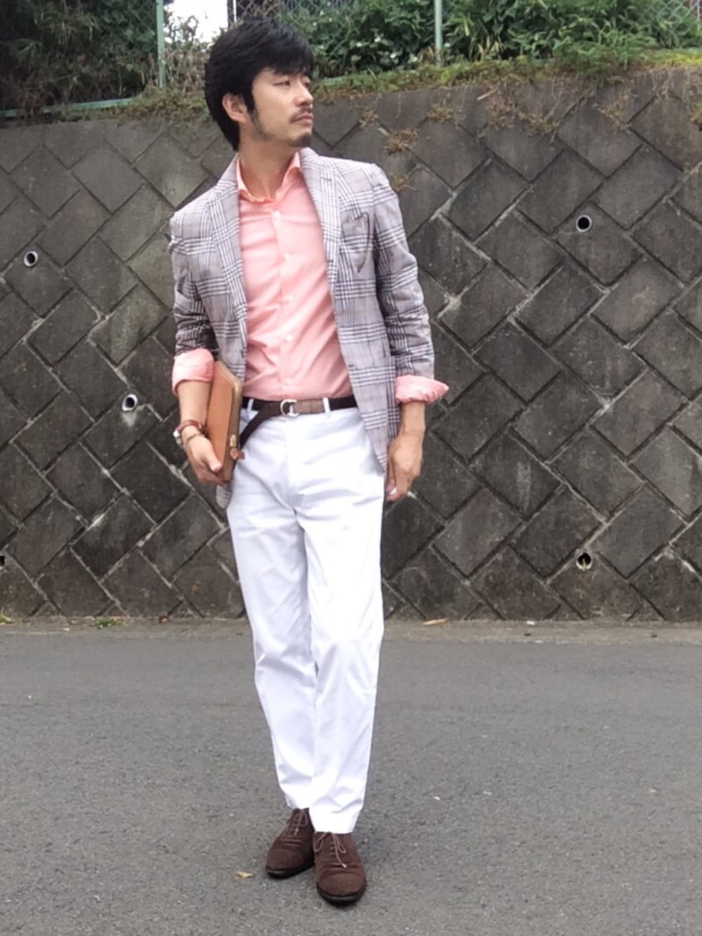 「ジャケット、夏、グラデーション、オレンジ、ブラウン、白パンツ、春、スマートカジュアル、オフィスカジュアル、爽やかコーデ」｜「BRILLA per il gustoのAndreaD'AMICO / ダブルリングメッシュベルト（ベルト、ブラウン系）」を使った、Satoshiさん（メンズ・175cm）の春コーディネートの1枚目の写真