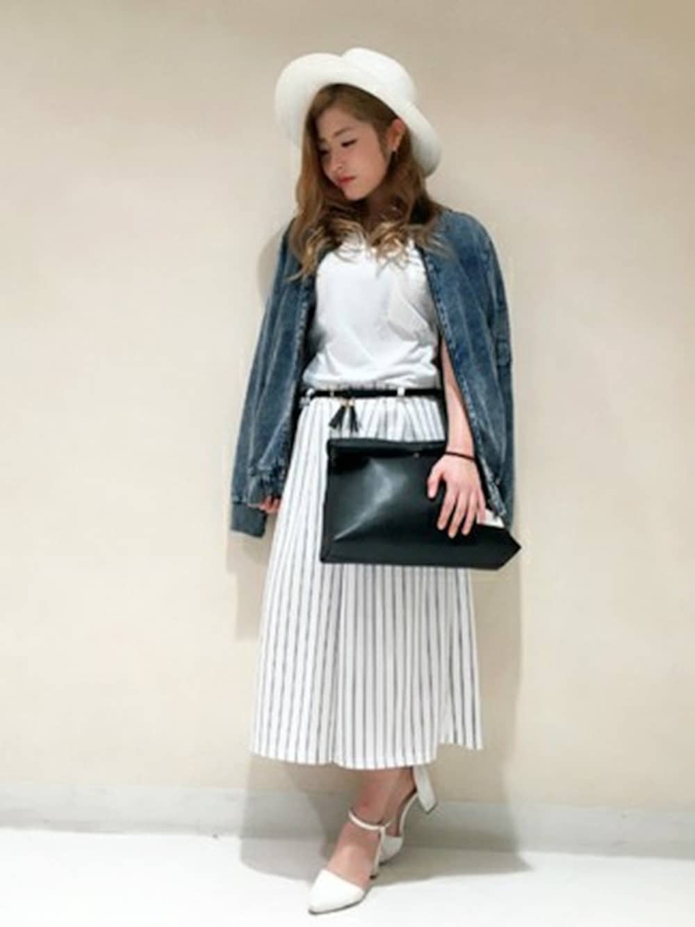 ブルー系のMA-1、ホワイト系のその他パンツ、ブルー系のクラッチバッグを着用したレディースの春コーディネートの1枚目の写真