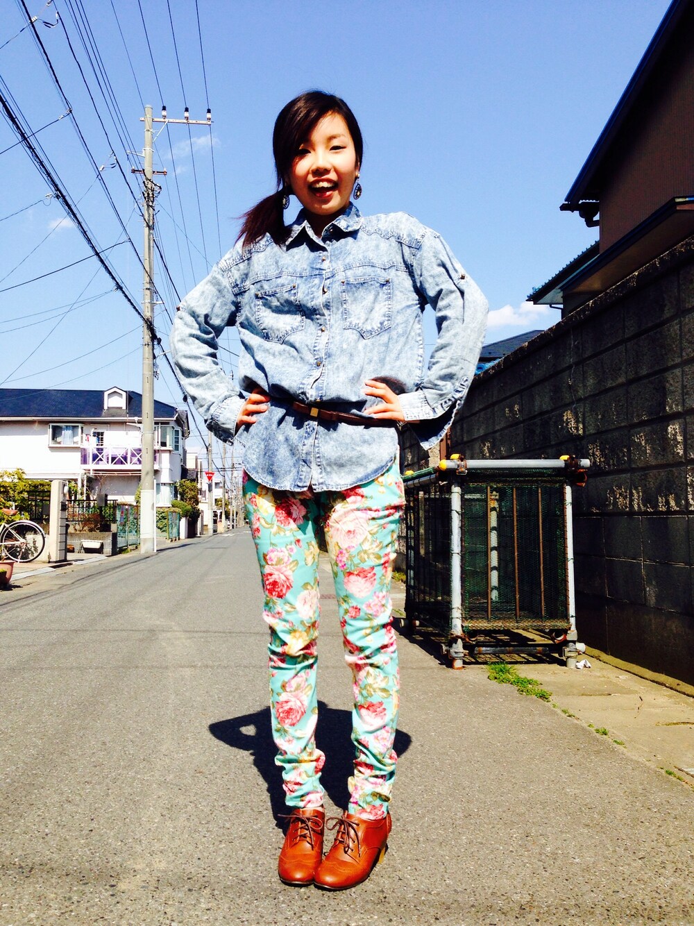 「ブーティー、earth music&ecology、FOREVER21、デニム シャツ、花柄スキニー」｜「earth music&ecologyのレースアップ/ブーティ（ブーティ、イエロー系）」を使った、ayu.さん（レディース・155cm）の春コーディネートの1枚目の写真