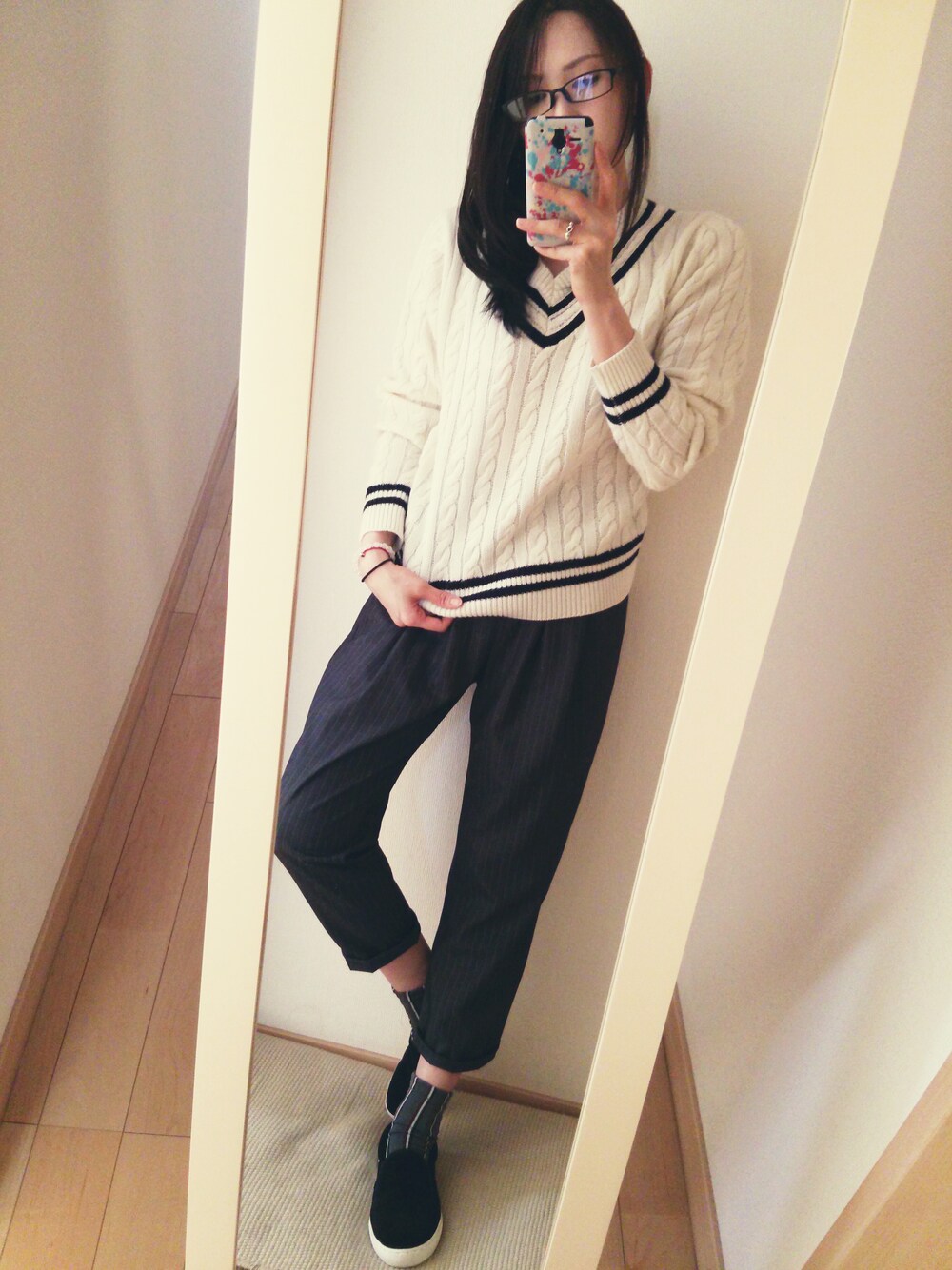 ホワイト系のニット/セーター、ブラック系のその他シューズ、その他のその他を着用したレディースの冬コーディネートの1枚目の写真