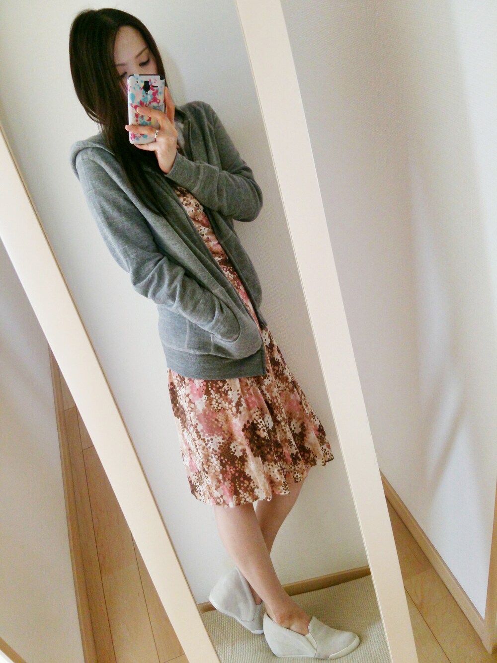 ピンク系のワンピース、ホワイト系のスニーカー、その他のその他を着用したレディースの春コーディネートの1枚目の写真