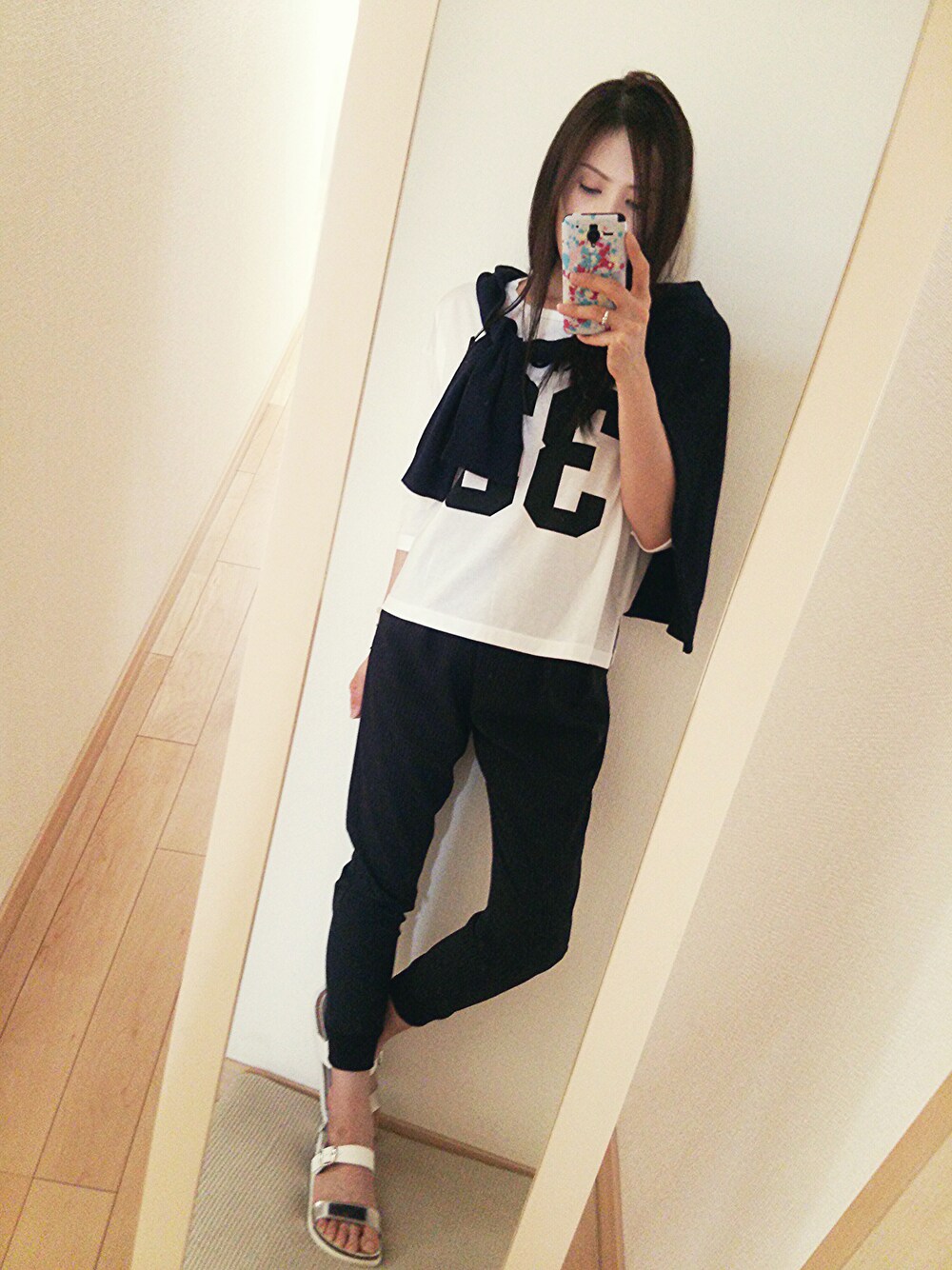 ホワイト系のTシャツ/カットソー、その他のショルダーバッグ、ブルー系のその他パンツを着用したレディースの夏コーディネートの1枚目の写真