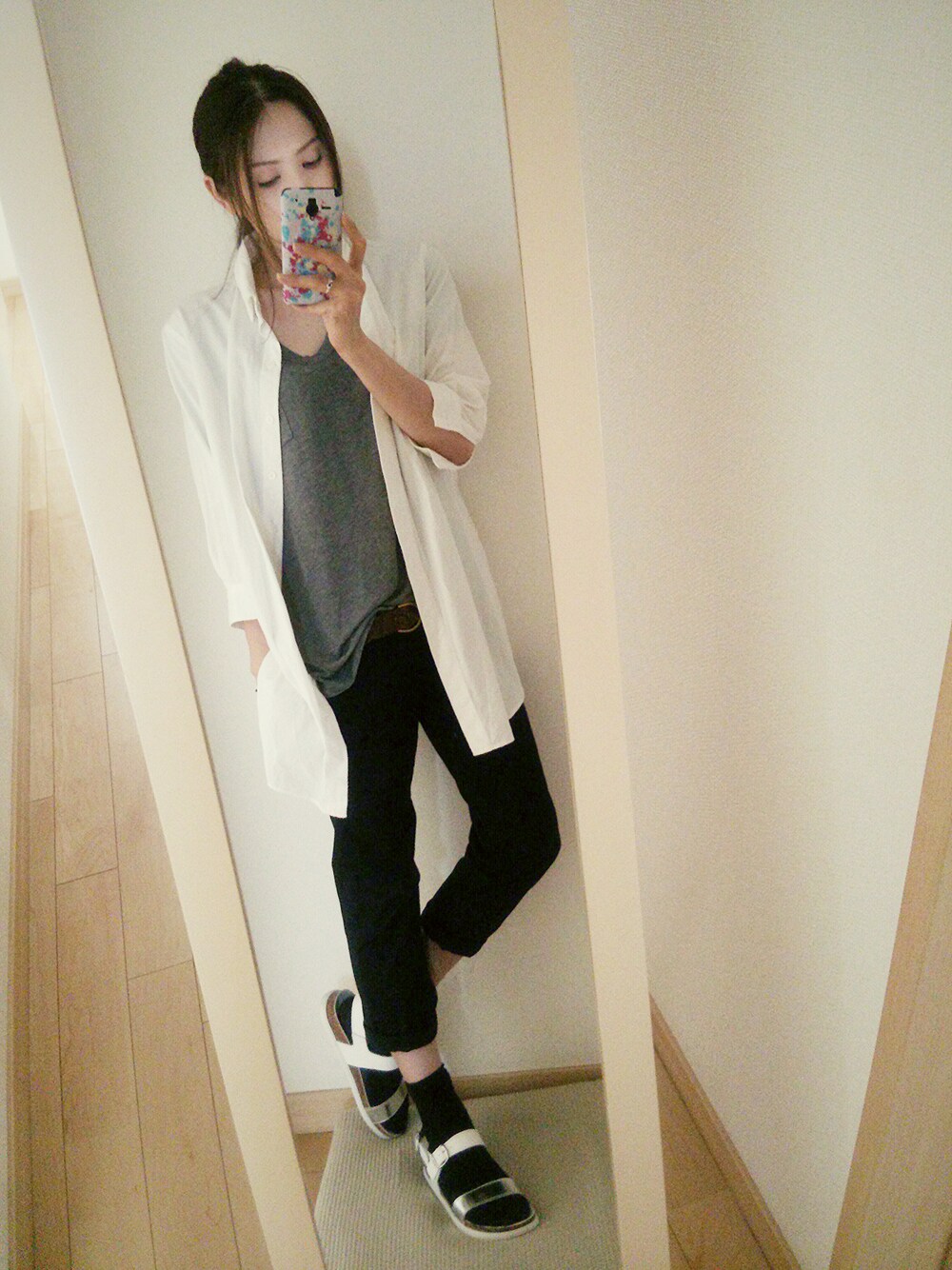 グレー系のシャツ/ブラウス、ホワイト系のサンダル、ブラウン系のブレスレットを着用したレディースの夏コーディネートの1枚目の写真