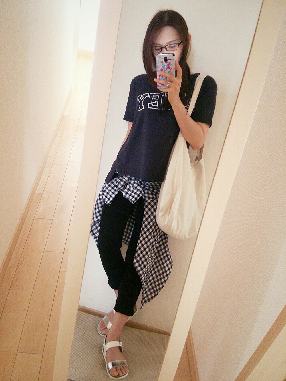 その他のショルダーバッグ、ホワイト系のサンダル、その他のその他を着用したレディースの夏コーディネートの1枚目の写真