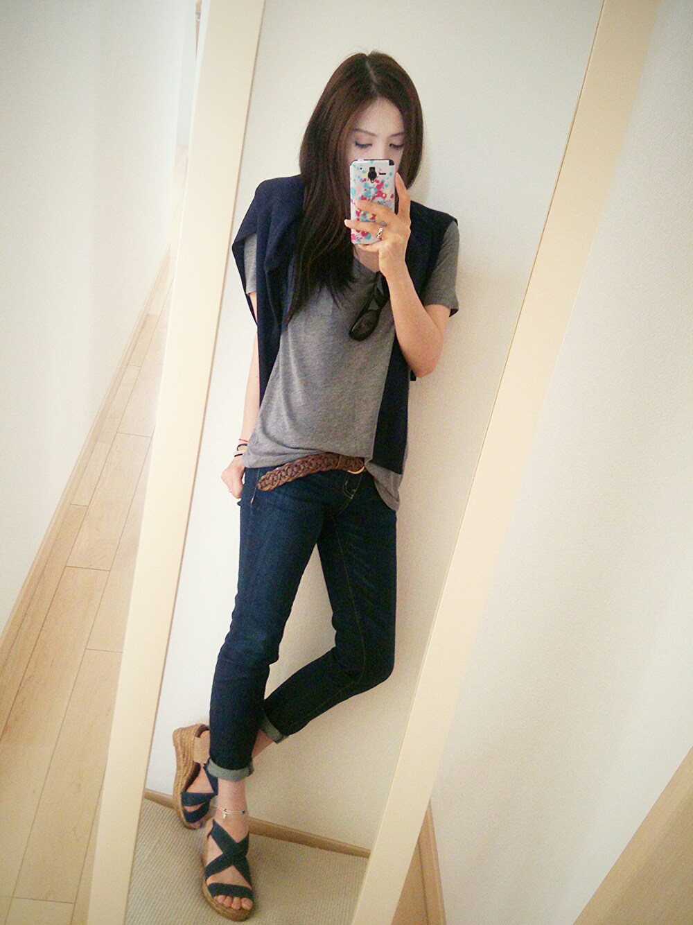 グレー系のシャツ/ブラウス、ブルー系のサンダル、その他のその他を着用したレディースの夏コーディネートの1枚目の写真