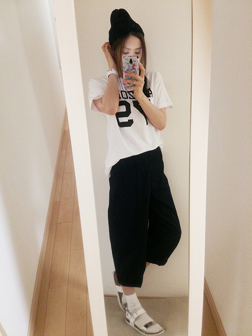 ホワイト系のTシャツ/カットソー、ブルー系のその他パンツ、ホワイト系のサンダルを着用したレディースの夏コーディネートの1枚目の写真