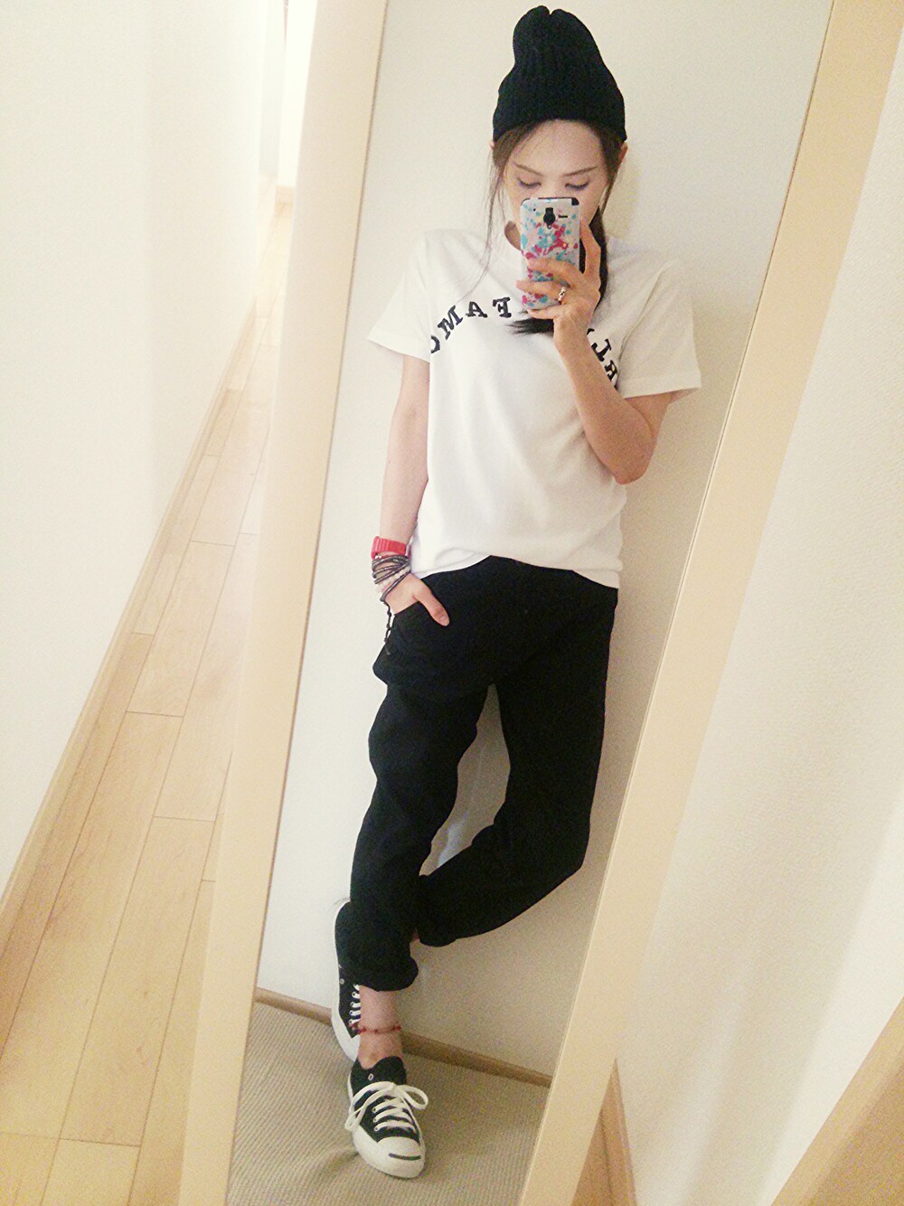 ホワイト系のトップス、ブラック系のスニーカー、レッド系のアンクレットを着用したレディースの夏コーディネートの1枚目の写真