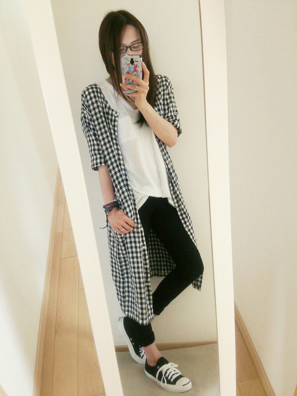 グレー系のシャツ/ブラウス、ブラック系のスニーカー、グレー系のブレスレットを着用したレディースの夏コーディネートの1枚目の写真