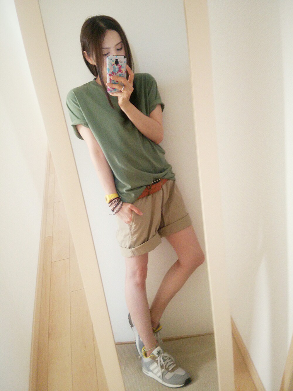 グリーン系のトップス、その他のシューズ、ブラウン系のブレスレットを着用したレディースの夏コーディネートの1枚目の写真