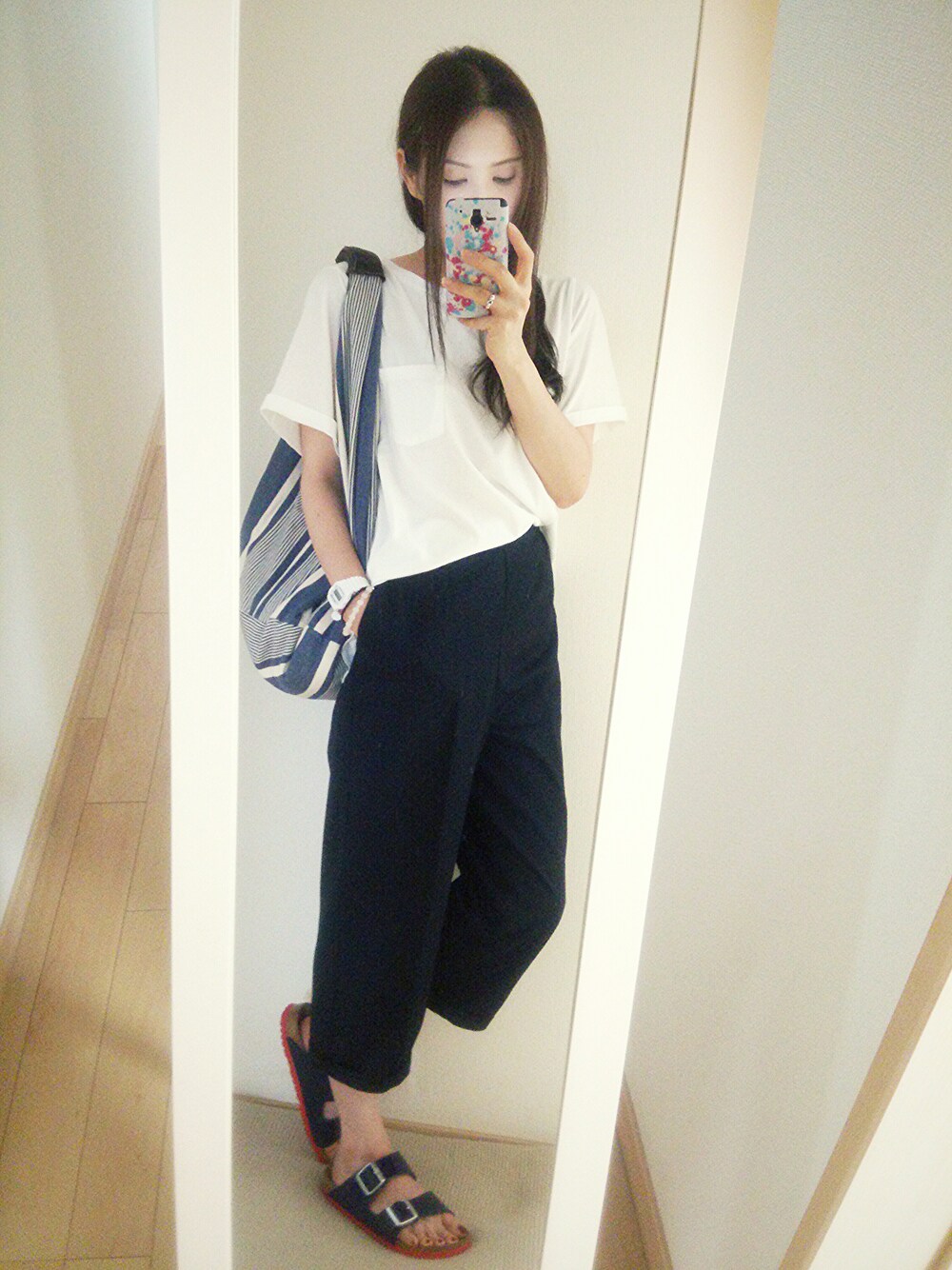 ホワイト系のTシャツ/カットソー、ブルー系のその他パンツ、ブルー系のショルダーバッグを着用したレディースの夏コーディネートの1枚目の写真