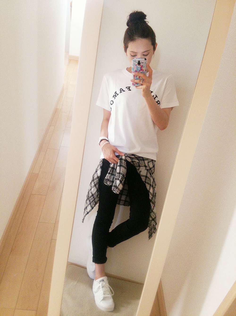 ホワイト系のトップス、その他のシャツ/ブラウス、ホワイト系のスニーカーを着用したレディースの夏コーディネートの1枚目の写真