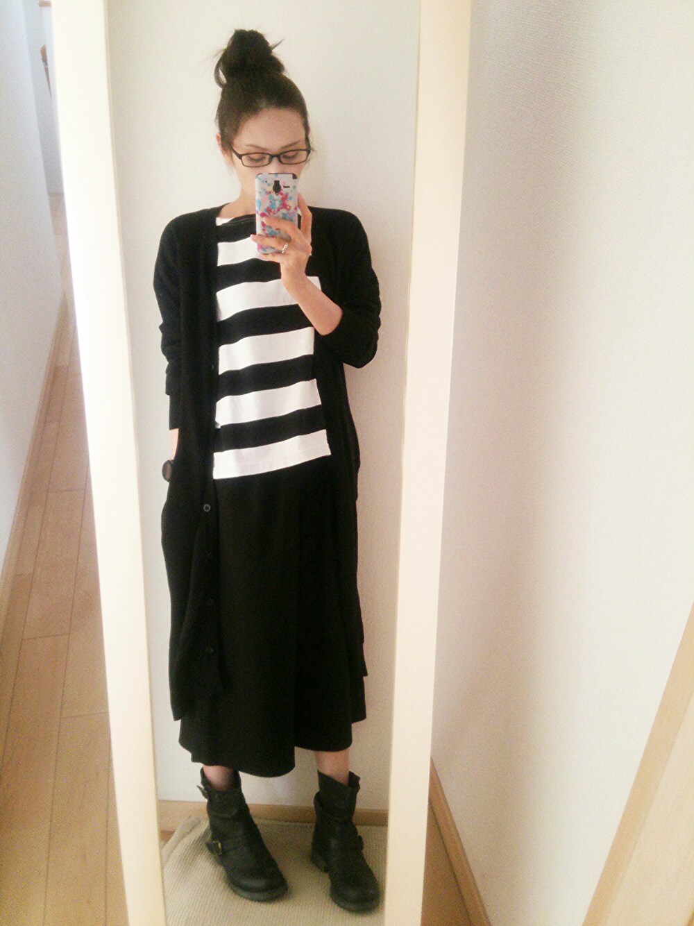 ブラック系のブーツ、ブラック系のカーディガン/ボレロ、ブラック系のパンツを着用したレディースの秋コーディネートの1枚目の写真