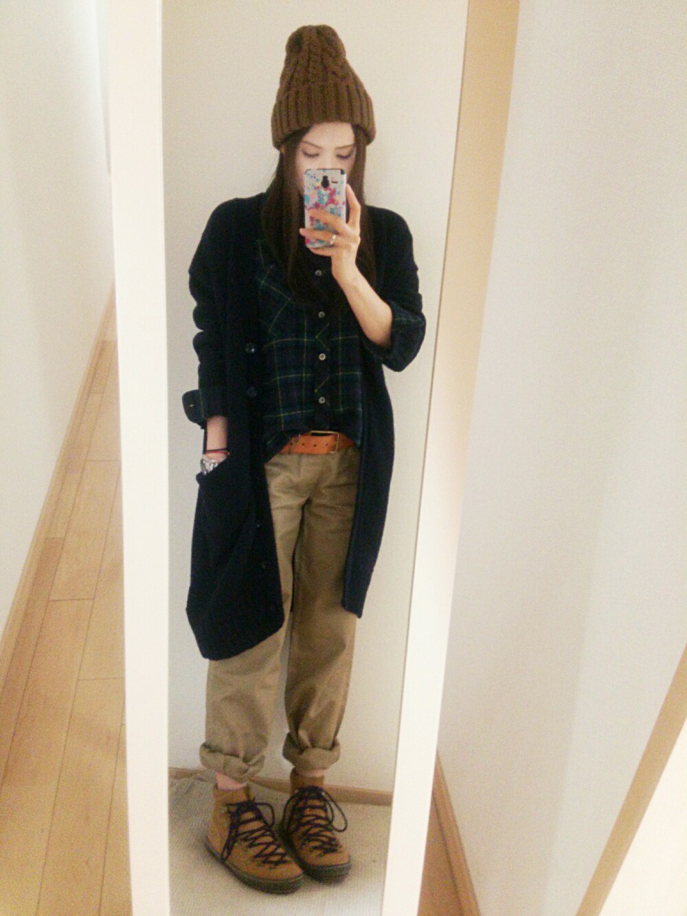 ブラウン系のその他シューズ、ブルー系のカーディガン/ボレロ、グリーン系のシャツ/ブラウスを着用したレディースの秋コーディネートの1枚目の写真