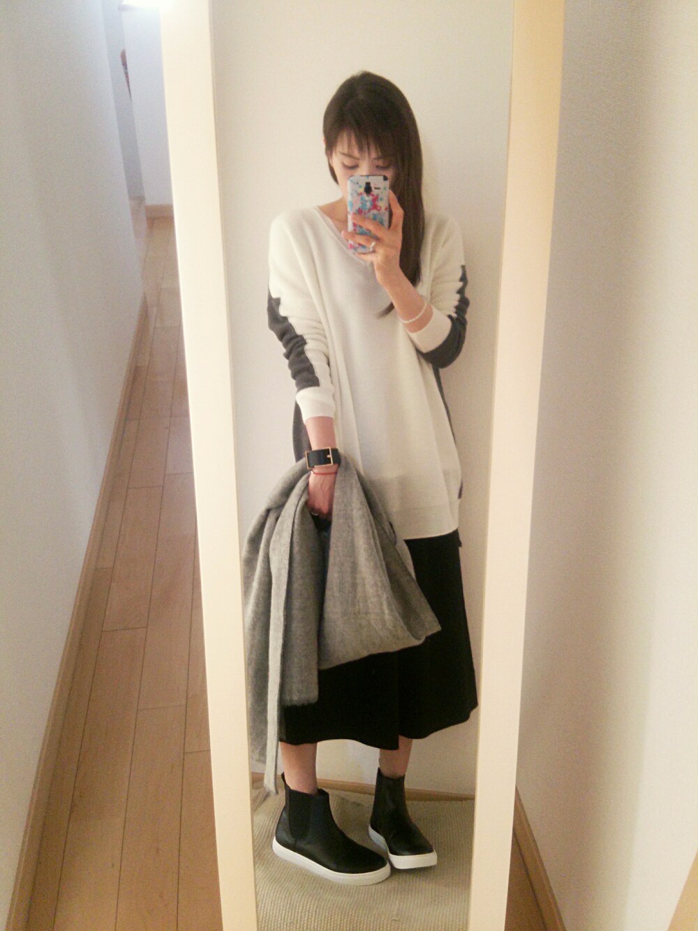 ブラック系のパンツ、その他のニット/セーター、ブラック系のブーツを着用したレディースの冬コーディネートの1枚目の写真