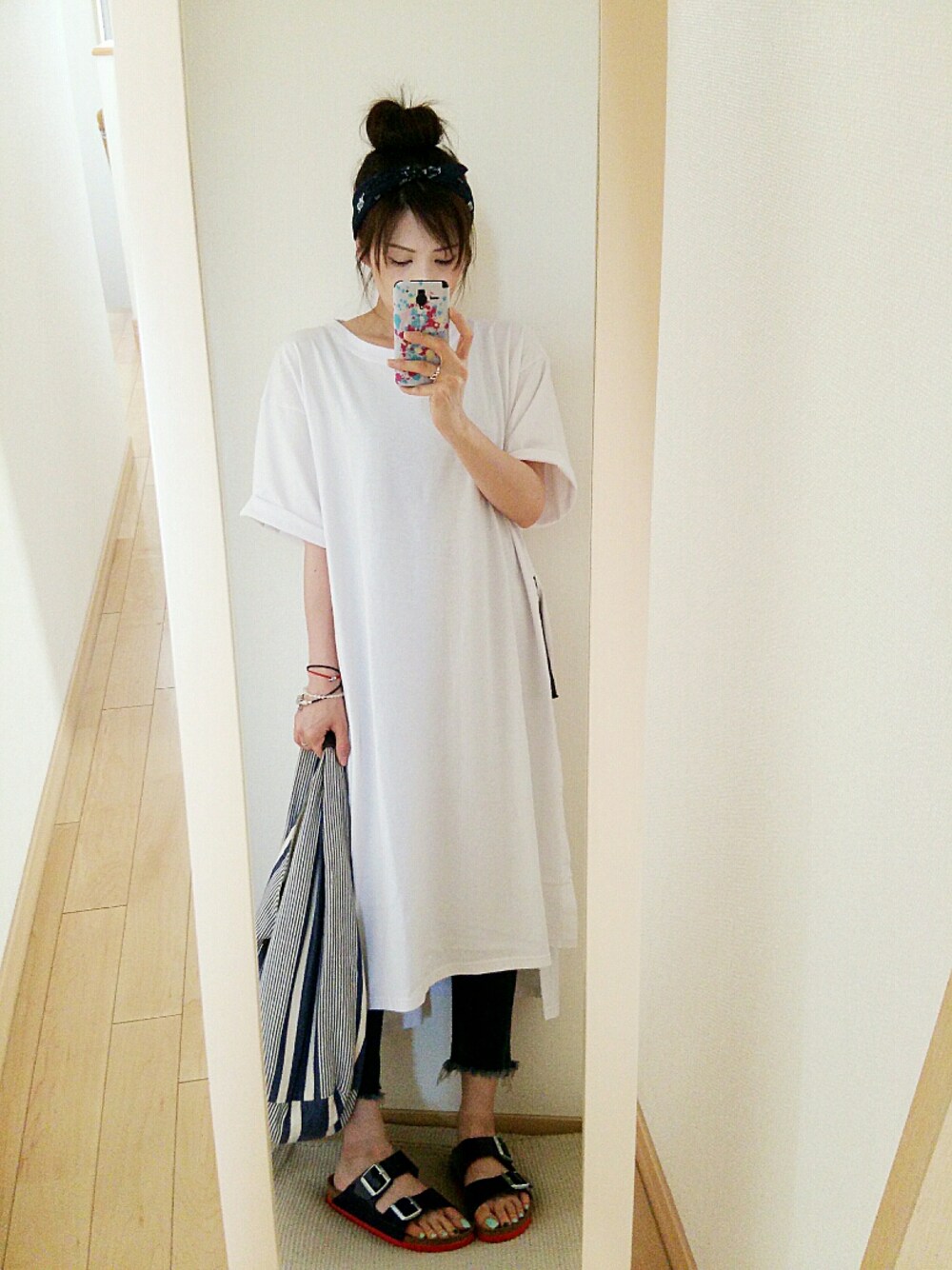 ホワイト系のTシャツ/カットソー、ブルー系のショルダーバッグ、ブルー系のサンダルを着用したレディースの春コーディネートの1枚目の写真