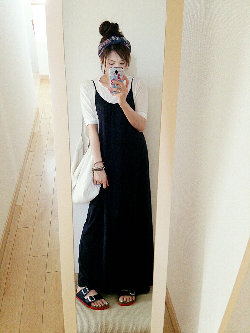 ホワイト系のTシャツ/カットソー、ブルー系のワンピース、ブルー系のサンダルを着用したレディースの夏コーディネートの1枚目の写真