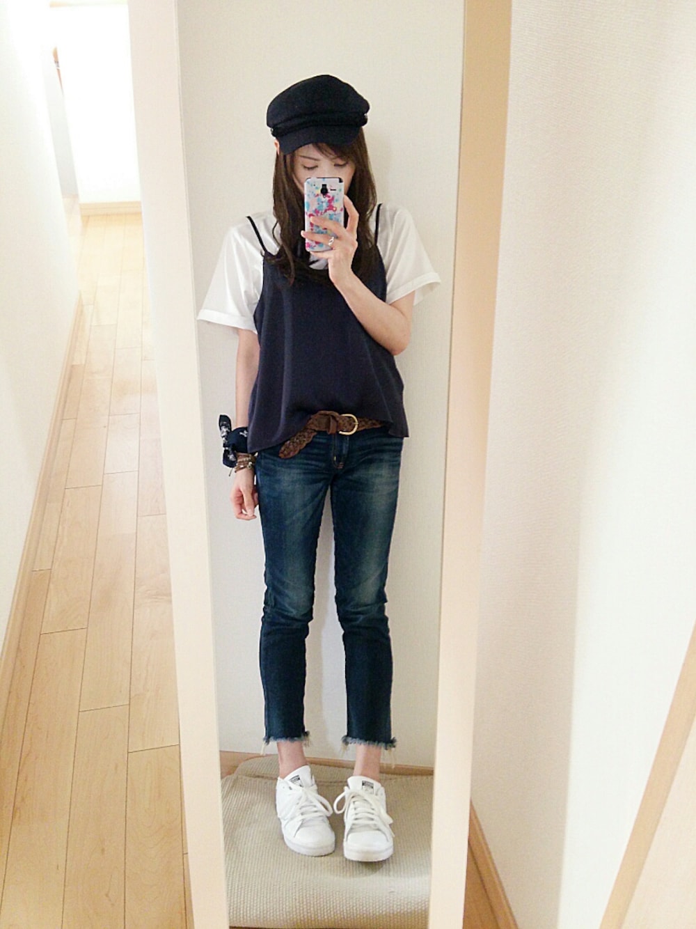 ブルー系のキャミソール、ブルー系のデニムパンツ、ホワイト系のTシャツ/カットソーを着用したレディースの夏コーディネートの1枚目の写真