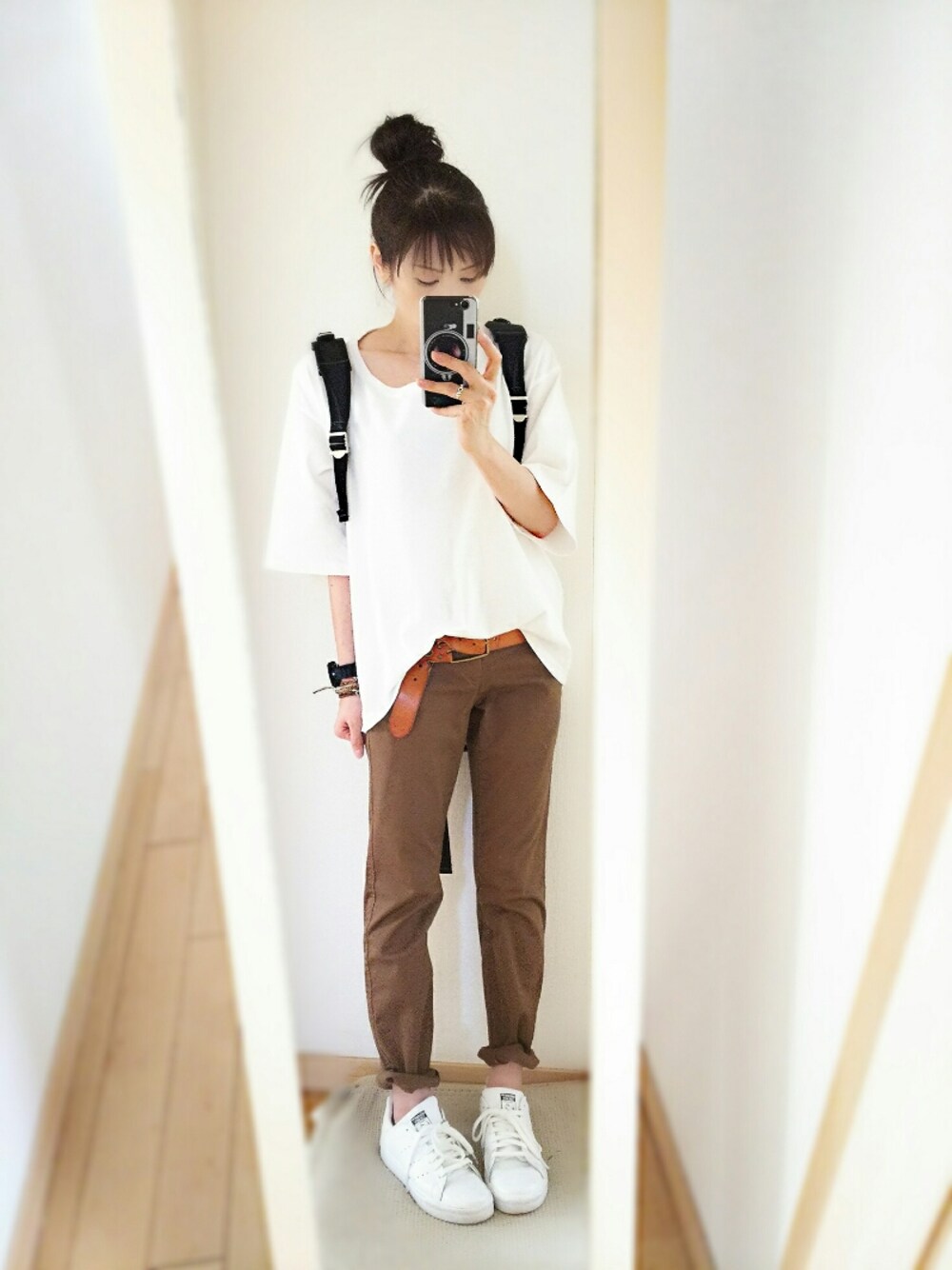 ホワイト系のTシャツ/カットソー、ブラウン系のチノパンツ、ホワイト系のスニーカーを着用したレディースの夏コーディネートの1枚目の写真