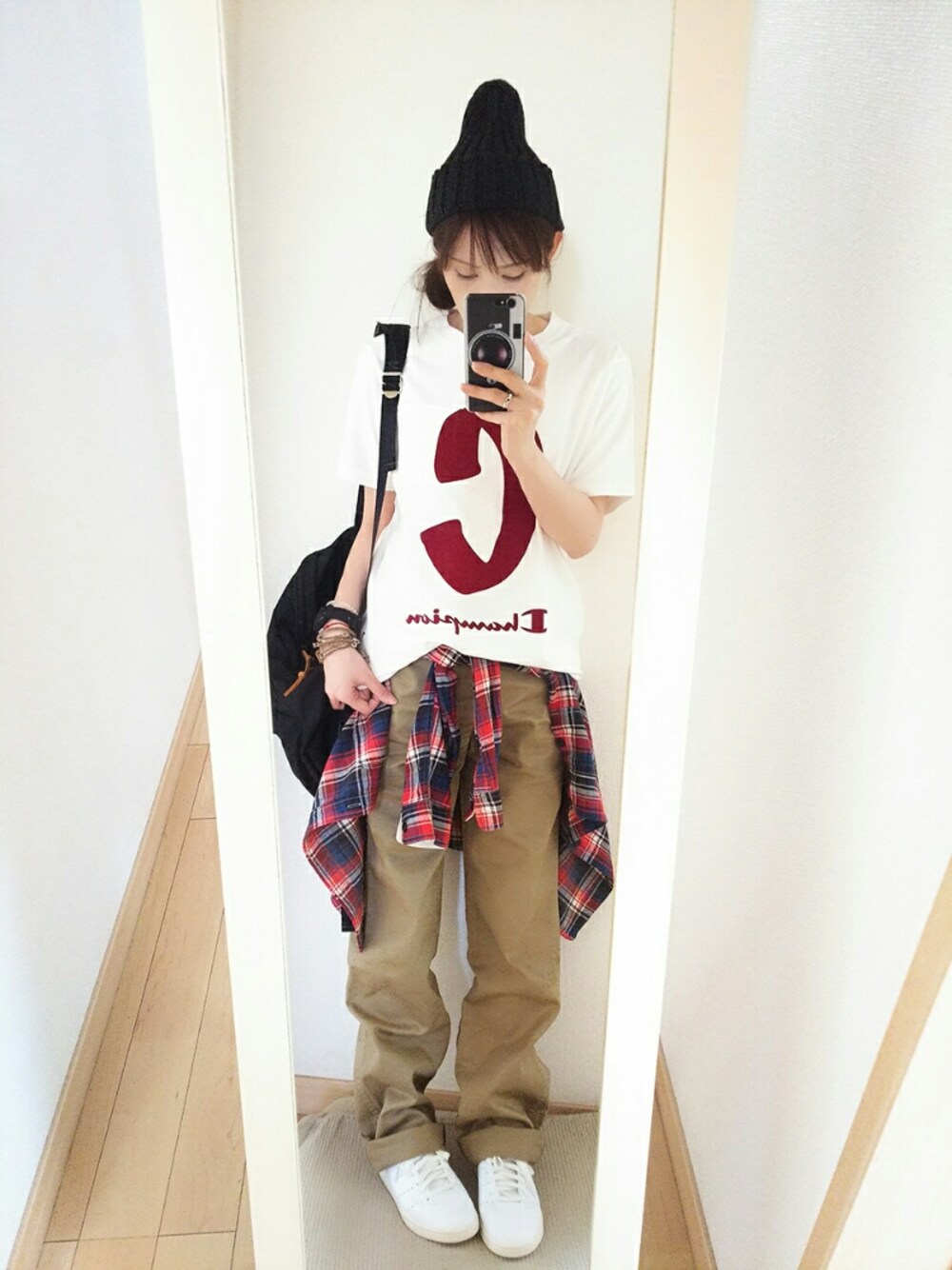 レッド系のTシャツ/カットソー、ベージュ系のチノパンツ、ホワイト系のスニーカーを着用したレディースの夏コーディネートの1枚目の写真