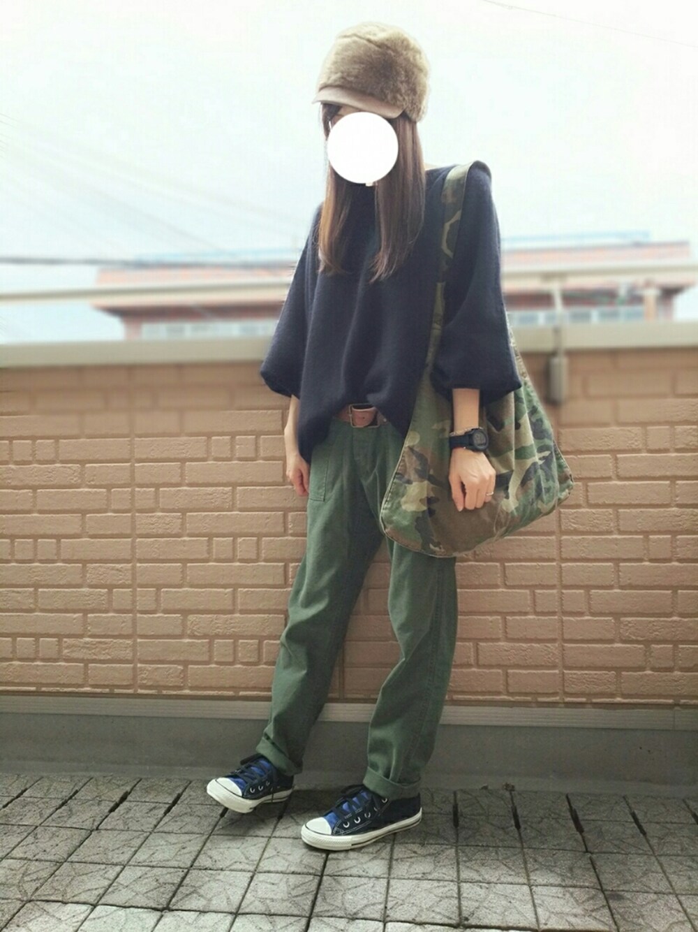 グリーン系のその他パンツ、その他のスニーカー、ブラック系のニット/セーターを着用したレディースの秋コーディネートの1枚目の写真