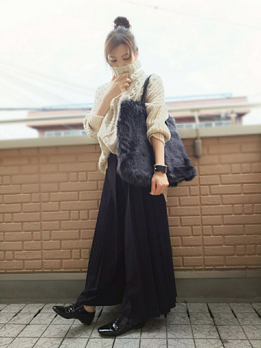 ブラック系のドレスシューズ、ブラック系のトートバッグ、ブラック系のその他パンツを着用したレディースの秋コーディネートの1枚目の写真