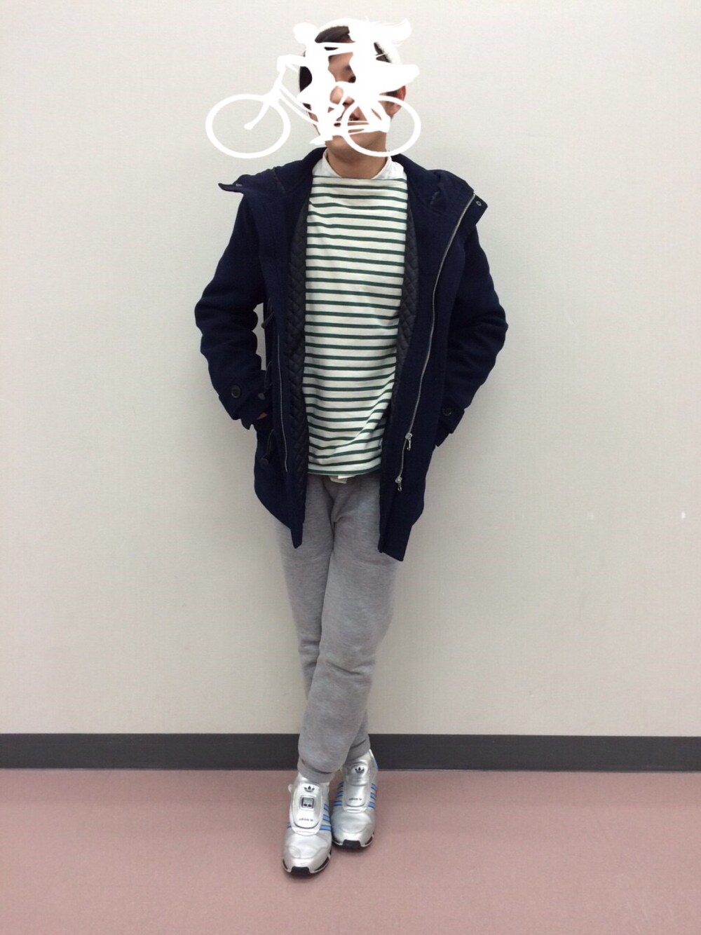 ブラック系のダッフルコート、グレー系のその他パンツ、グリーン系のTシャツ/カットソーを着用したメンズの冬コーディネートの1枚目の写真