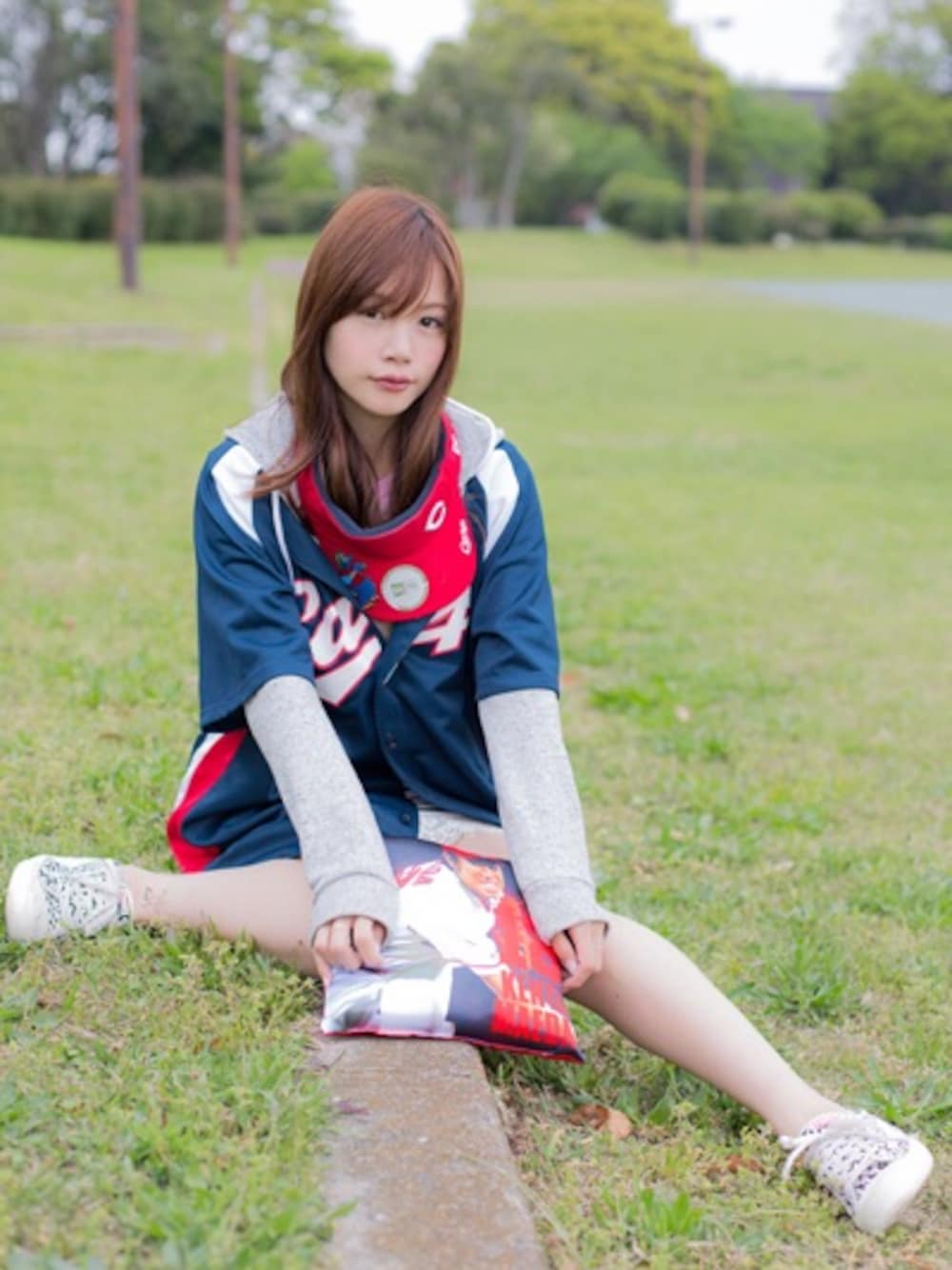 「スラィリー、カープガール、カープ女子、carpgirl、野球観戦、ベースボールシャツ」｜「広島カープのアイテム（スポーツグッズ、ブルー系）」を使った、古田ちさこ Chisako Furutaさん（レディース・156cm）の秋コーディネートの1枚目の写真