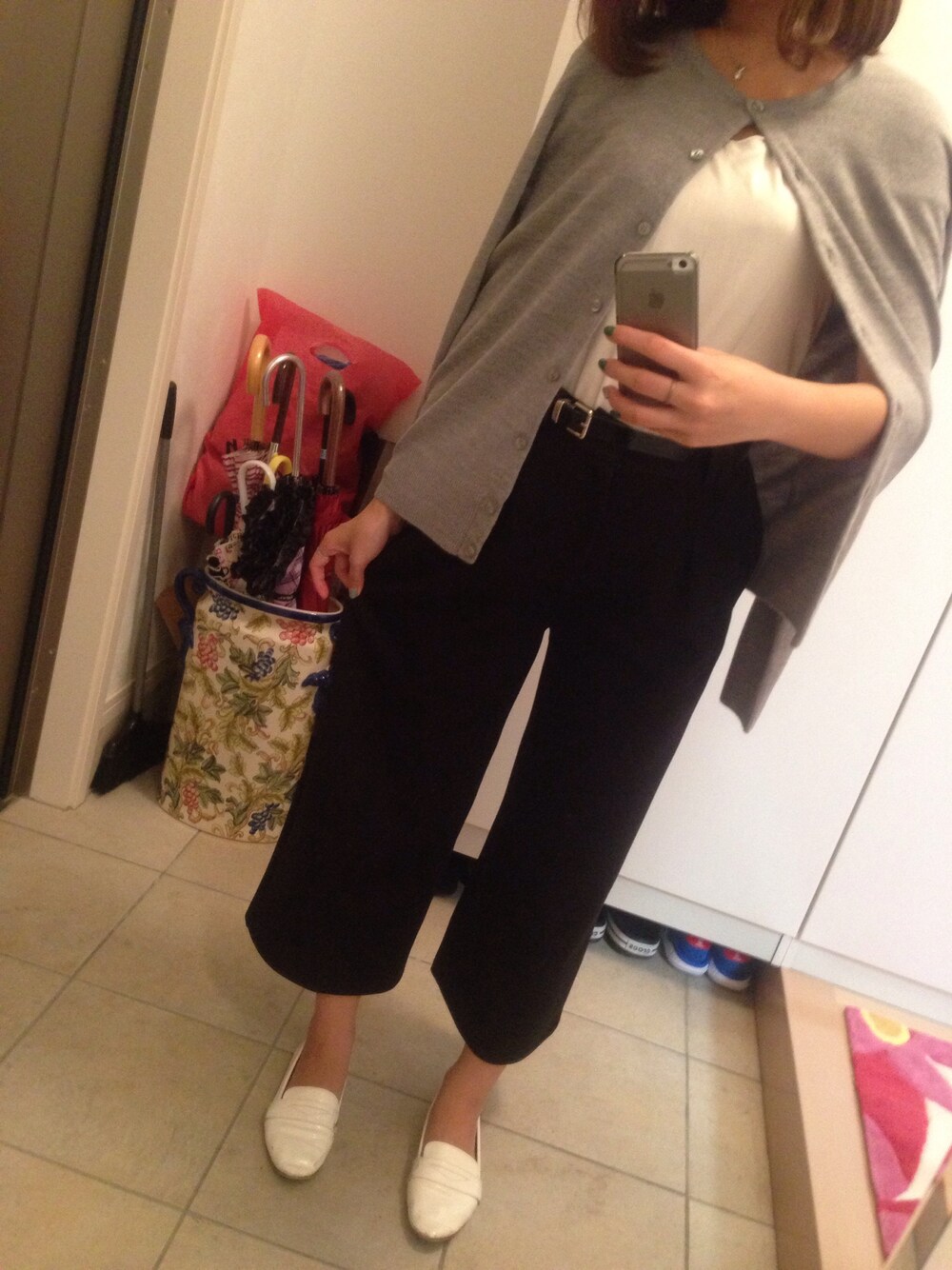 ブラック系のその他パンツ、ホワイト系のスニーカーを着用したレディースの秋コーディネートの1枚目の写真