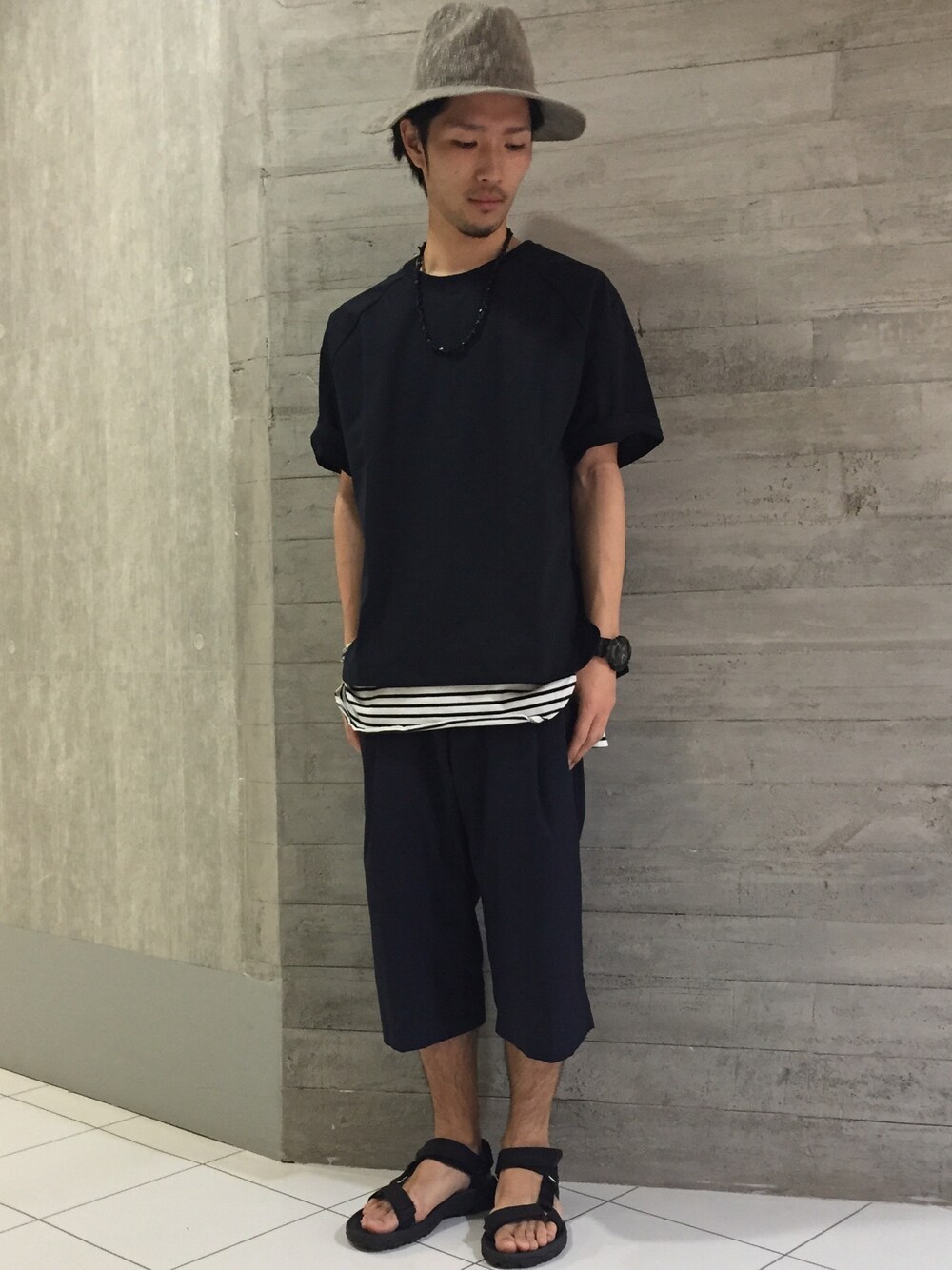 ブルー系のシャツ/ブラウス、ブラック系のサンダル、ホワイト系のTシャツ/カットソーを着用したメンズの夏コーディネートの1枚目の写真
