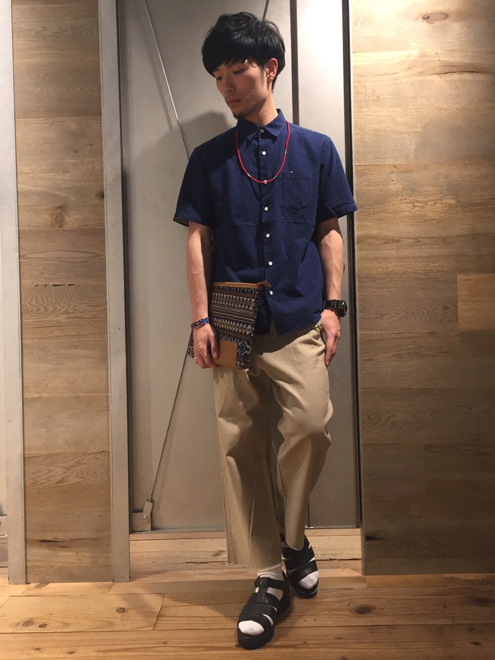 ベージュ系のパンツ、ブラック系のサンダル、ブルー系のシャツ/ブラウスを着用したメンズの春コーディネートの1枚目の写真