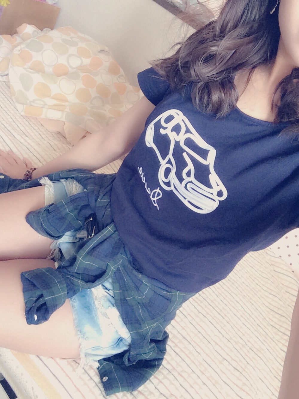 「カジュアル、チェックシャツ、腰巻き」｜「earth music&ecologyのP-ﾘﾎﾞﾝ付ﾁｪｯｸｼｬﾂ/PO（シャツ/ブラウス、グリーン系）」を使った、misakiさん（レディース・158cm）の秋コーディネートの1枚目の写真