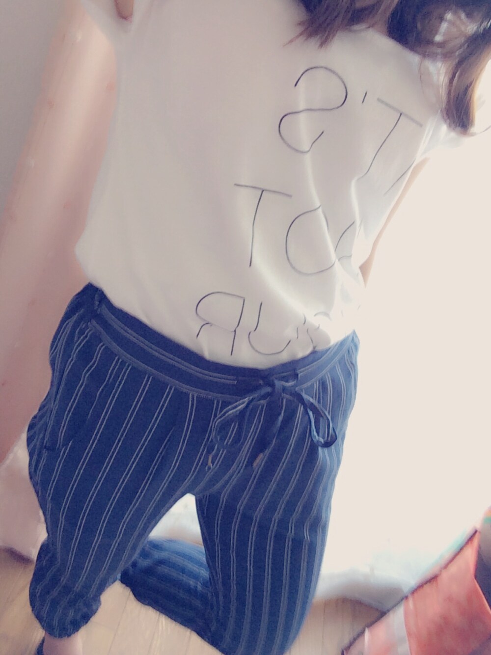 「FREE'S MART、パンツ、白Tシャツ、ゆるコーデ、ストライプパンツ、ネイビー、ロゴT」｜「JURIANO JURRIEのアイテム（Tシャツ/カットソー、ホワイト系）」を使った、misakiさん（レディース・158cm）の春コーディネートの1枚目の写真