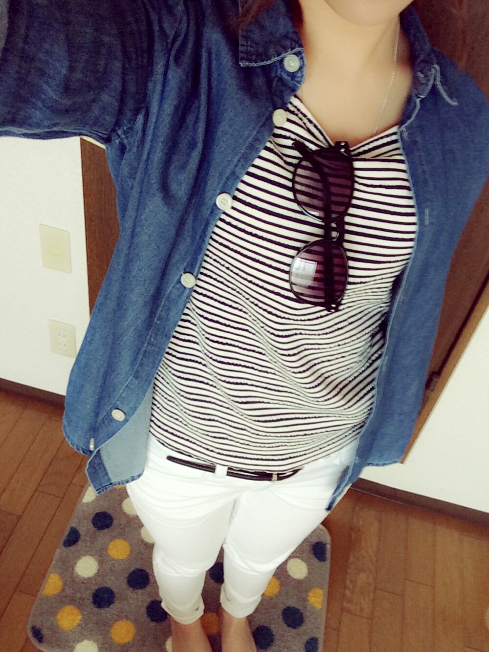 「デニムシャツ、白パンツ、American Eagle、サングラス、ボーダートップス」｜「GUのアイテム（シャツ/ブラウス、ブルー系）」を使った、misakiさん（レディース・158cm）の春コーディネートの1枚目の写真