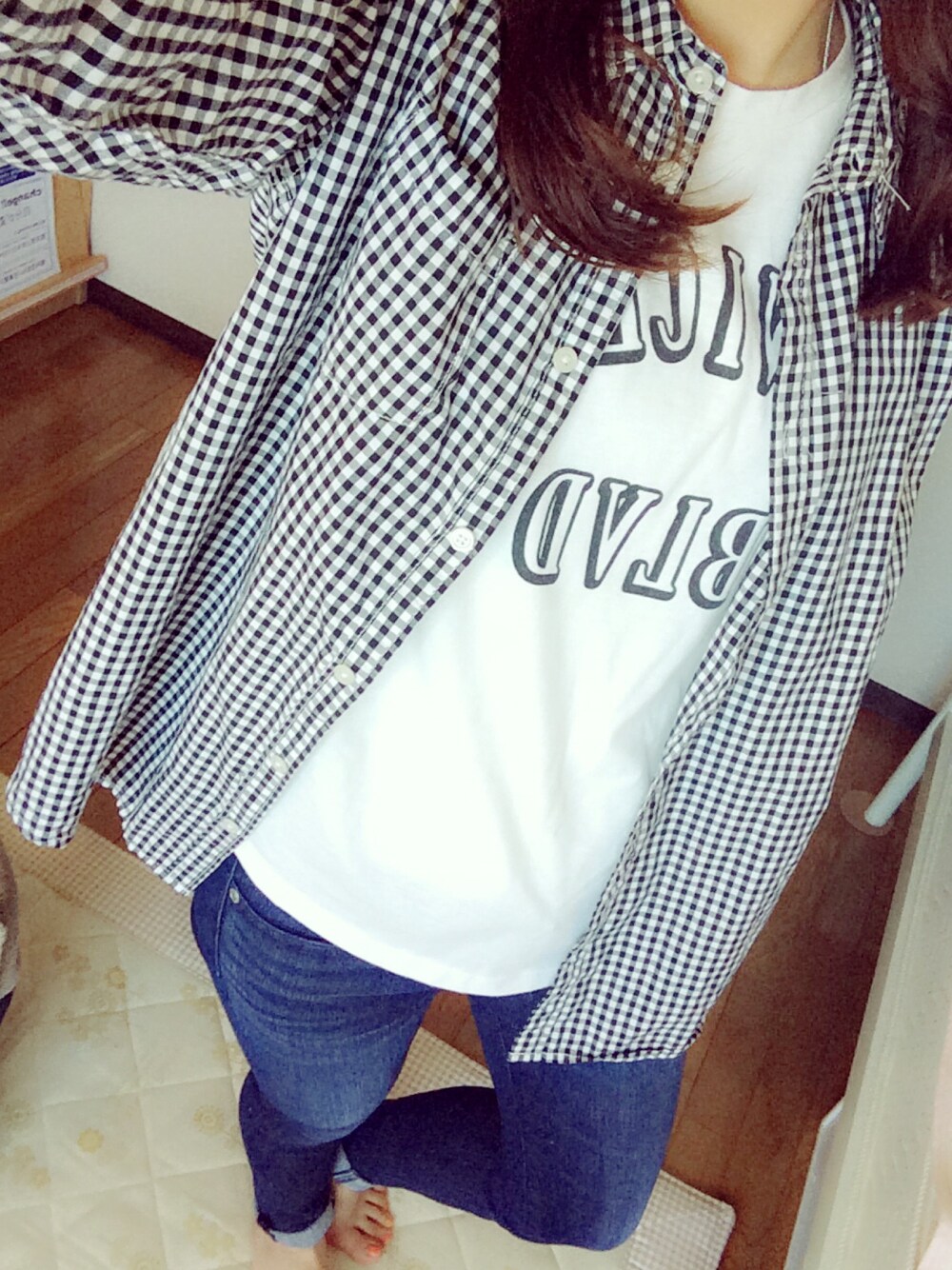 「ギンガムチェックシャツ、ロゴT、デニム、AZUL by moussy、シャツ」｜「LOWRYS FARMのギンガムシャツロングスリーブ　558869（シャツ/ブラウス、ブラック系）」を使った、misakiさん（レディース・158cm）の夏コーディネートの1枚目の写真