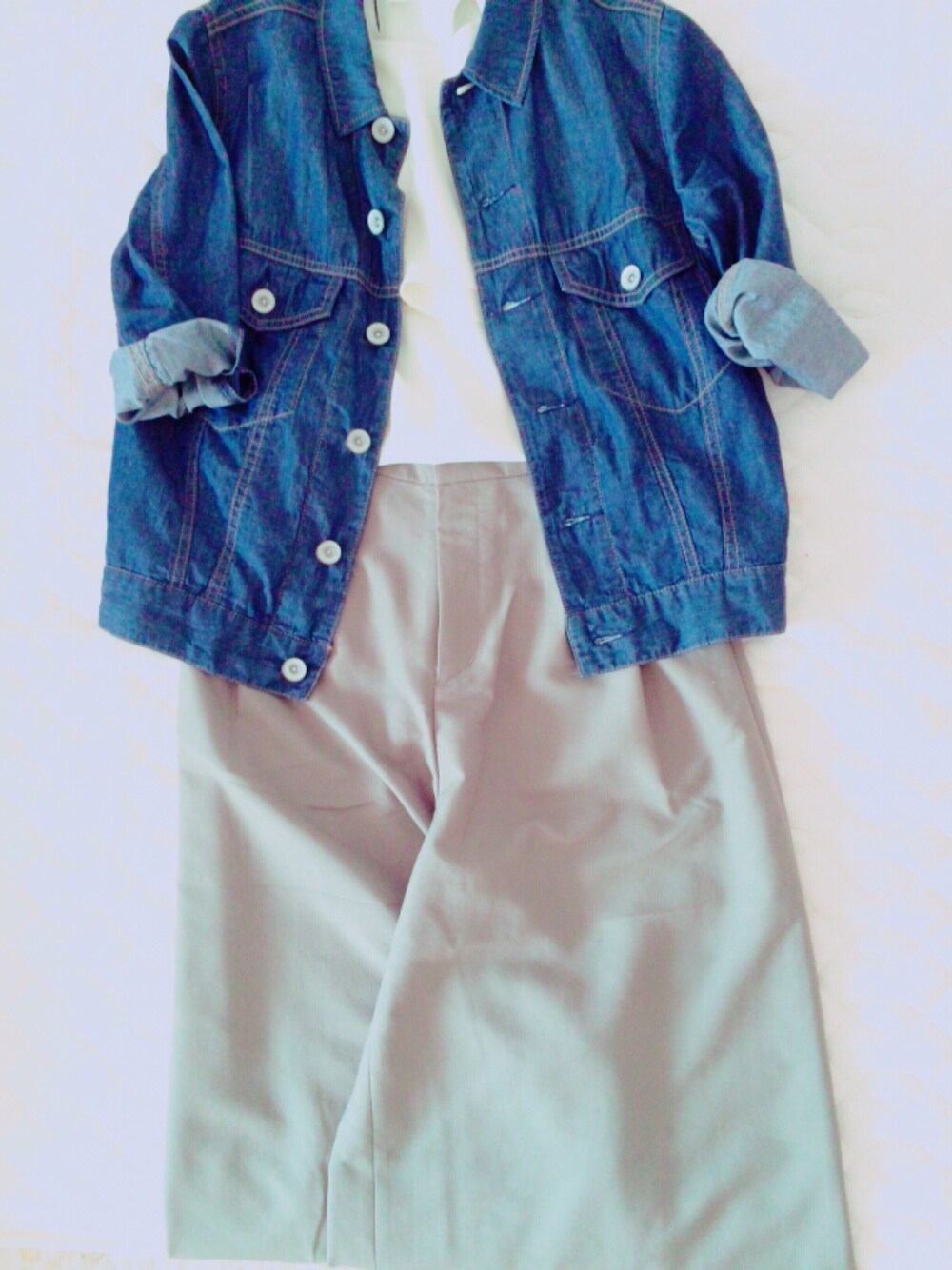 「デニムシャツ、バギーパンツ、カーキパンツ、白インナー、カーキ、JEANASiS、SENSEOFPLACE」｜「JEANASISの【先行予約】Ｇシャツ/565589（シャツ/ブラウス、ブルー系）」を使った、misakiさん（レディース・158cm）の夏コーディネートの1枚目の写真