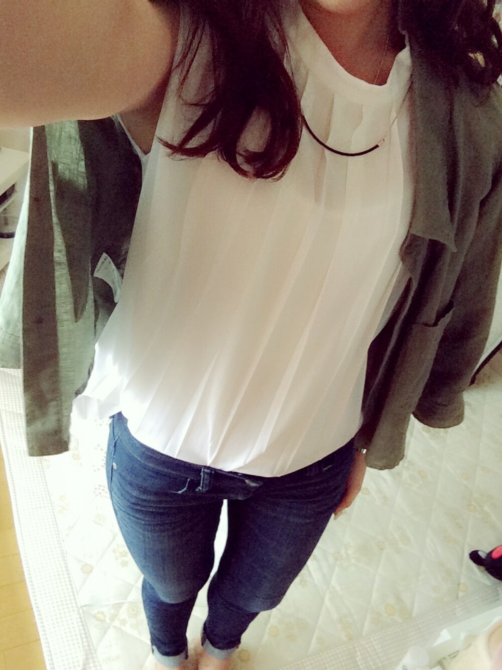 「カーキシャツ、白トップス、ブラウス、パンツコーデ、AZUL by moussy、SENSEOFPLACE、ランチコーデ」｜「LOWRYS FARMのサガリエリミリタリージャケット7S　500392（ミリタリージャケット、グリーン系）」を使った、misakiさん（レディース・158cm）の夏コーディネートの1枚目の写真